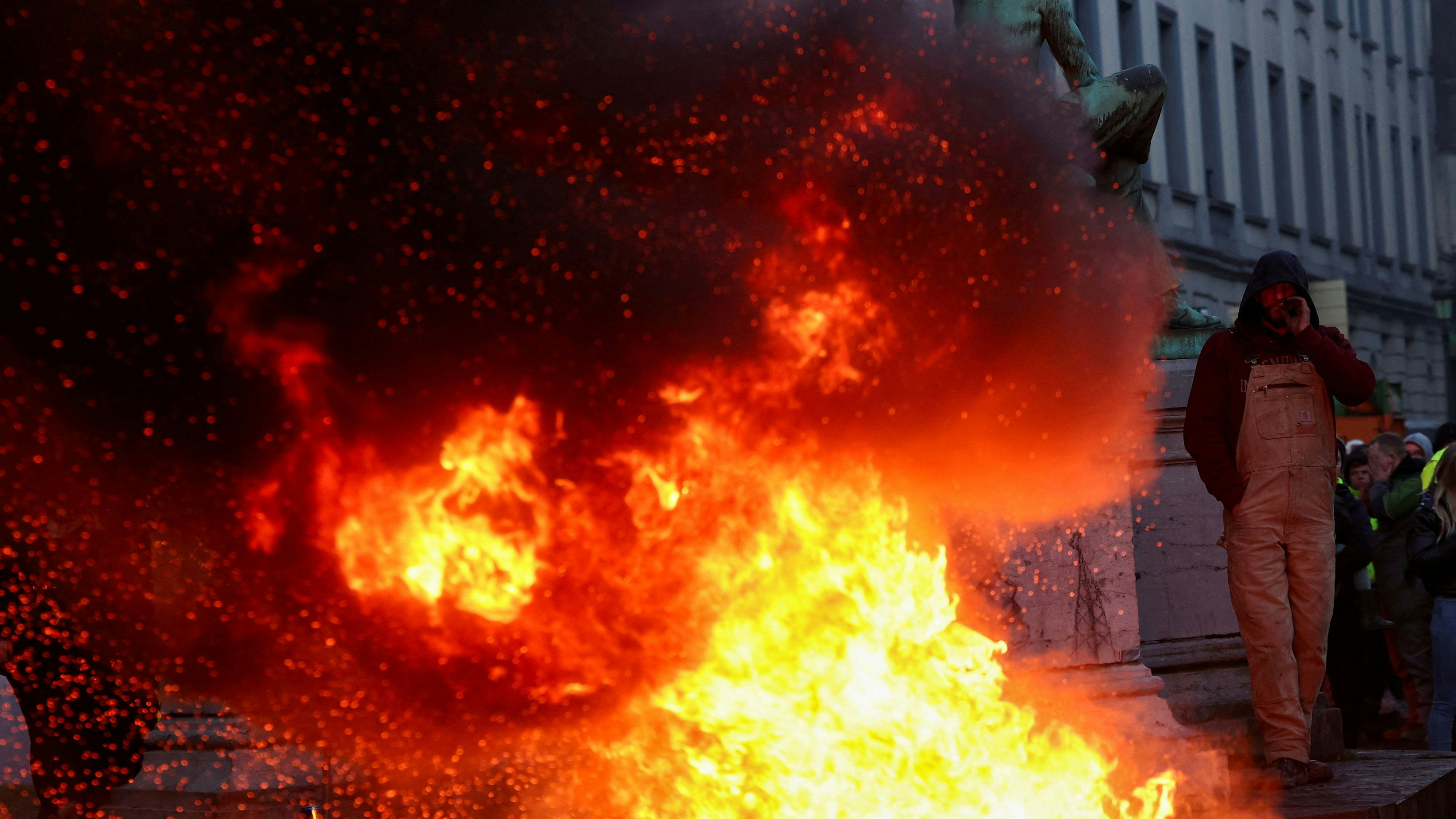 Bauern legen Feuer vor EU-Parlament – Gebäude teils abgeriegelt.