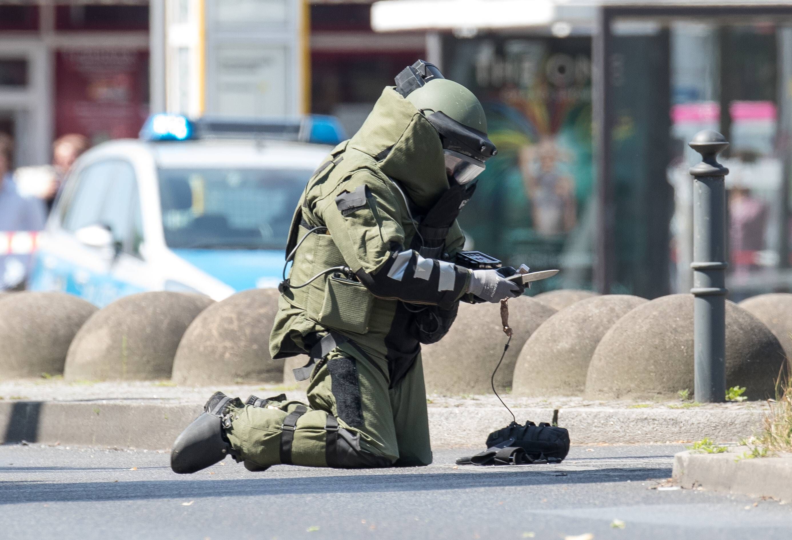 Eine länderübergreifende Fahndung der Polizei läuft. Im Gebäude der Bank befinden sich zwei Wohnungen.