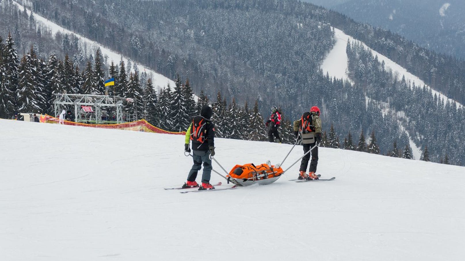 Skifahrer schlittert in Fangnetz und stirbt im Spital