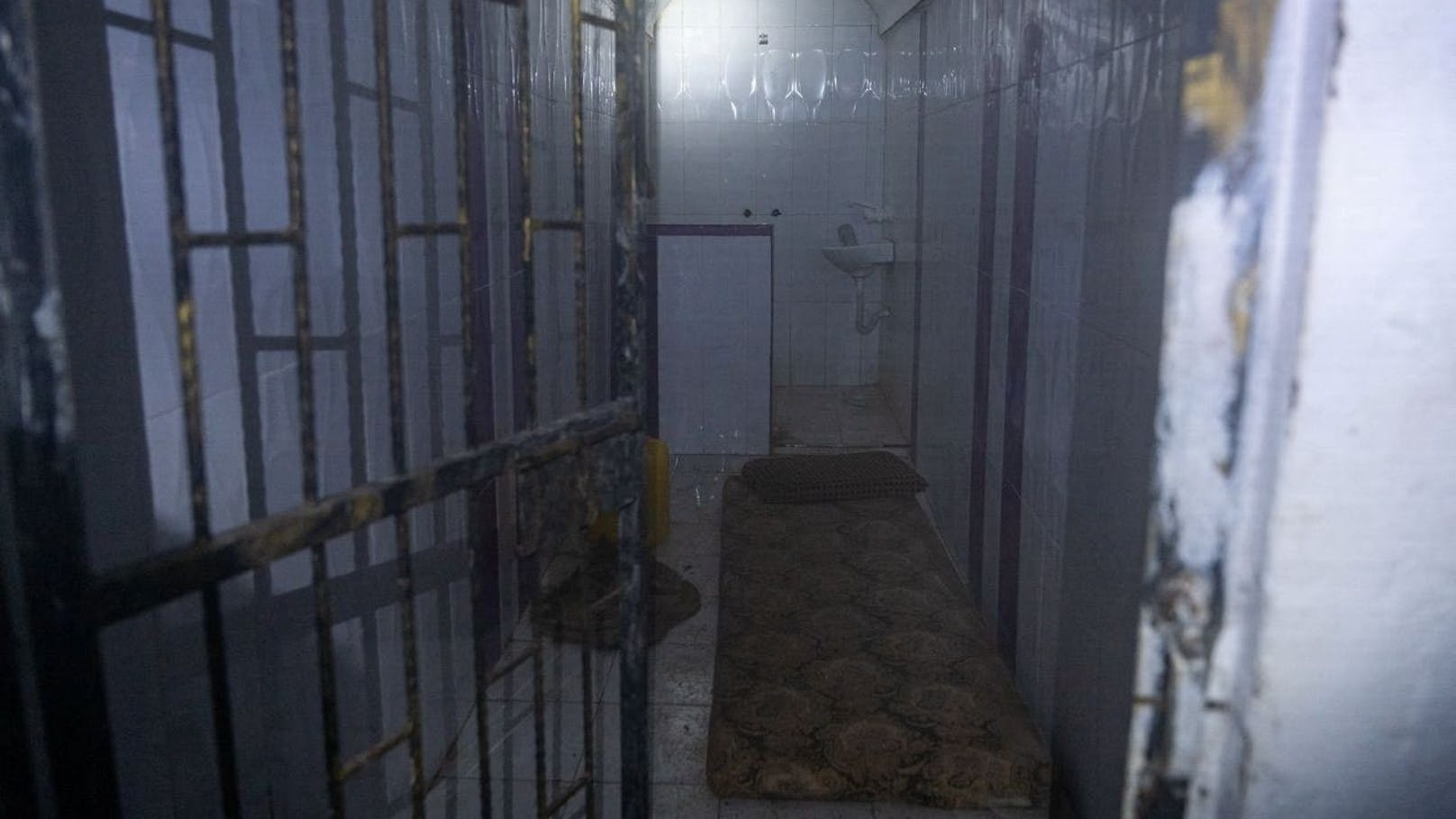 Eine unterirdische Zelle in einem Hamas-Tunnel,&nbsp; wo nach Angaben des israelischen Militärs Geiseln gefangen gewesen sein sollen.