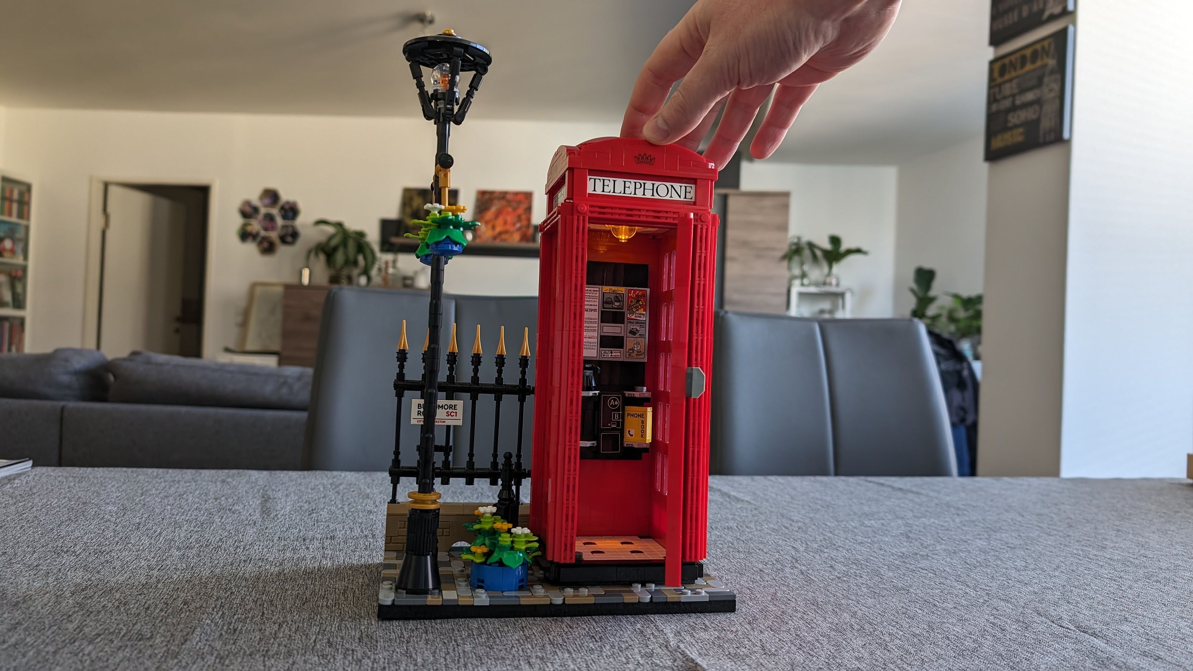 Die LEGO-Telefonzelle zeigt nette Details, ist per Leucht-Baustein sogar beleuchtet, erfordert aber auch etwas Sticker-Klebearbeit.