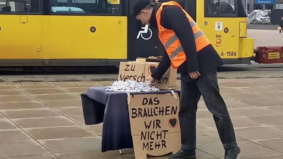 Die Klima-Kleber verschenken Berlin ihren Kleber