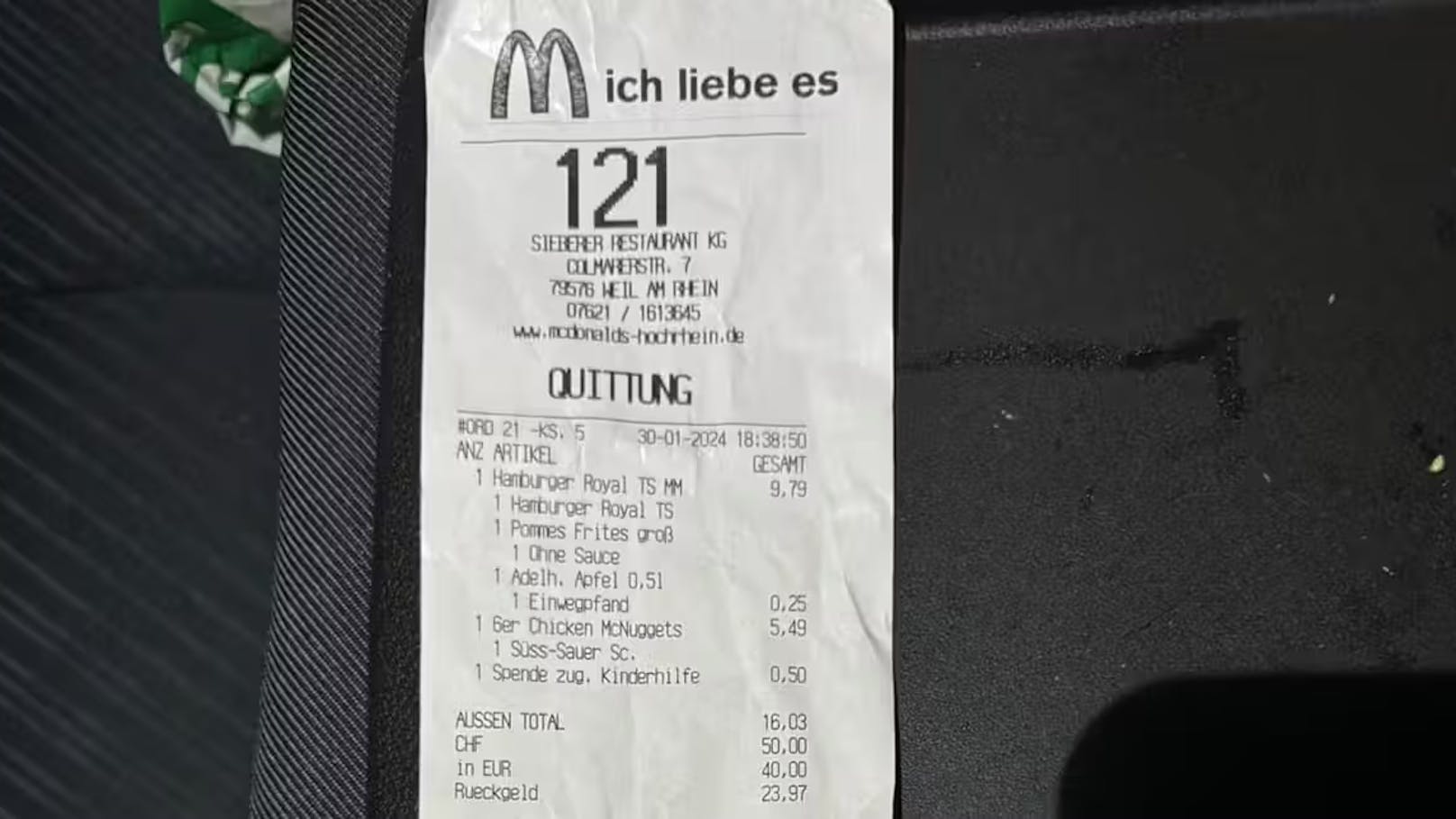 <strong>06.02.2024: "Ich dachte zuerst, der Kassierer hätte sich vertan".</strong> Ein Mann bezahlte bei McDonald's in Weil am Rhein (D) mit Franken, weil er seine Karte nicht dabeihatte. <a rel="nofollow" data-li-document-ref="120017656" href="https://www.heute.at/s/ich-dachte-zuerst-der-kassierer-haette-sich-vertan-120017656">Der Wechselkurs verdarb ihm den Appetit &gt;&gt;&gt;</a>