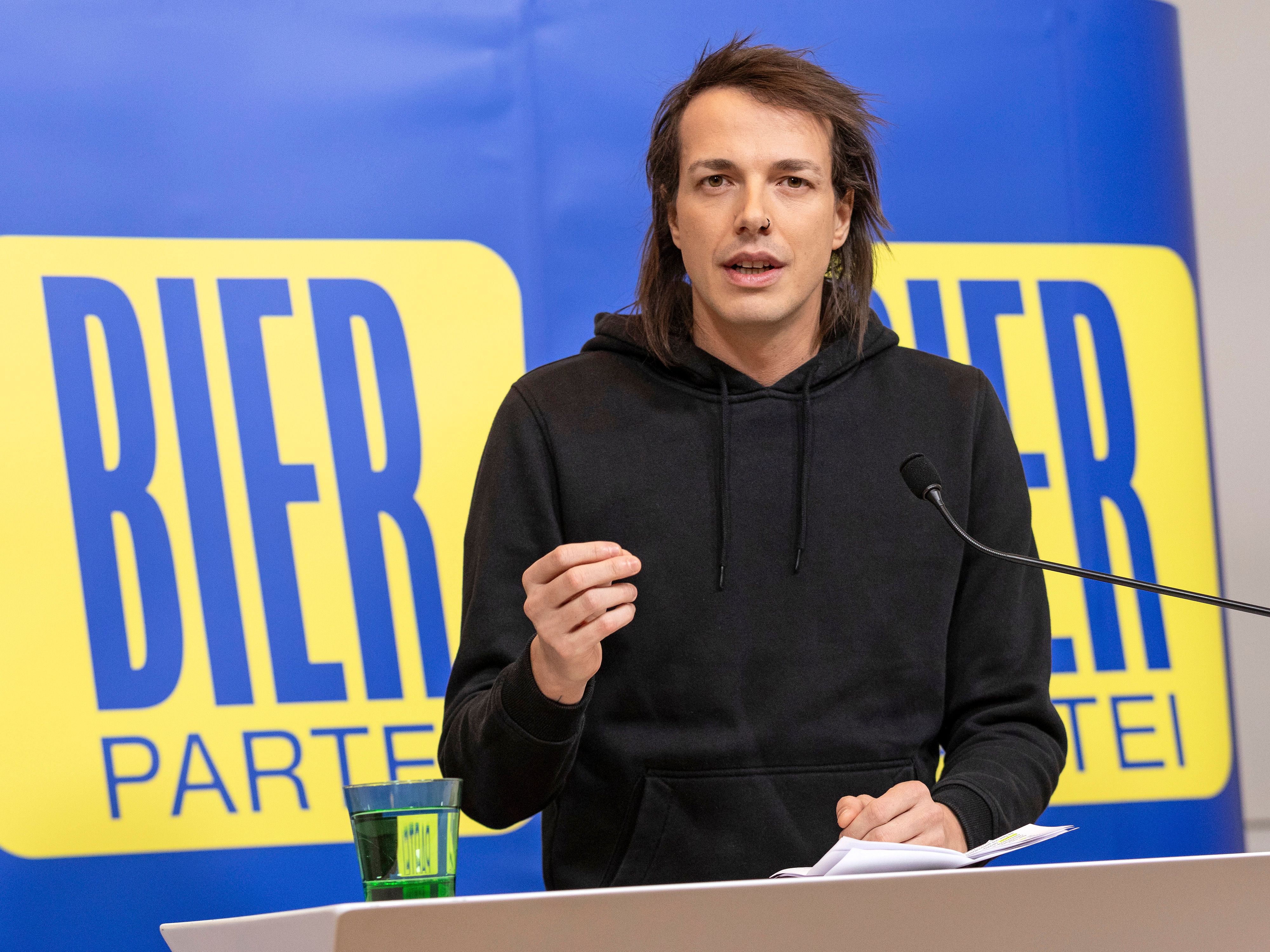 Vor allem Teilen der SPÖ, Grünen, KPÖ und NEOS, in deren Wählerteich Wlazny fischt, dürften sein geplantes Antreten und der große Zuspruch wenig gefallen.