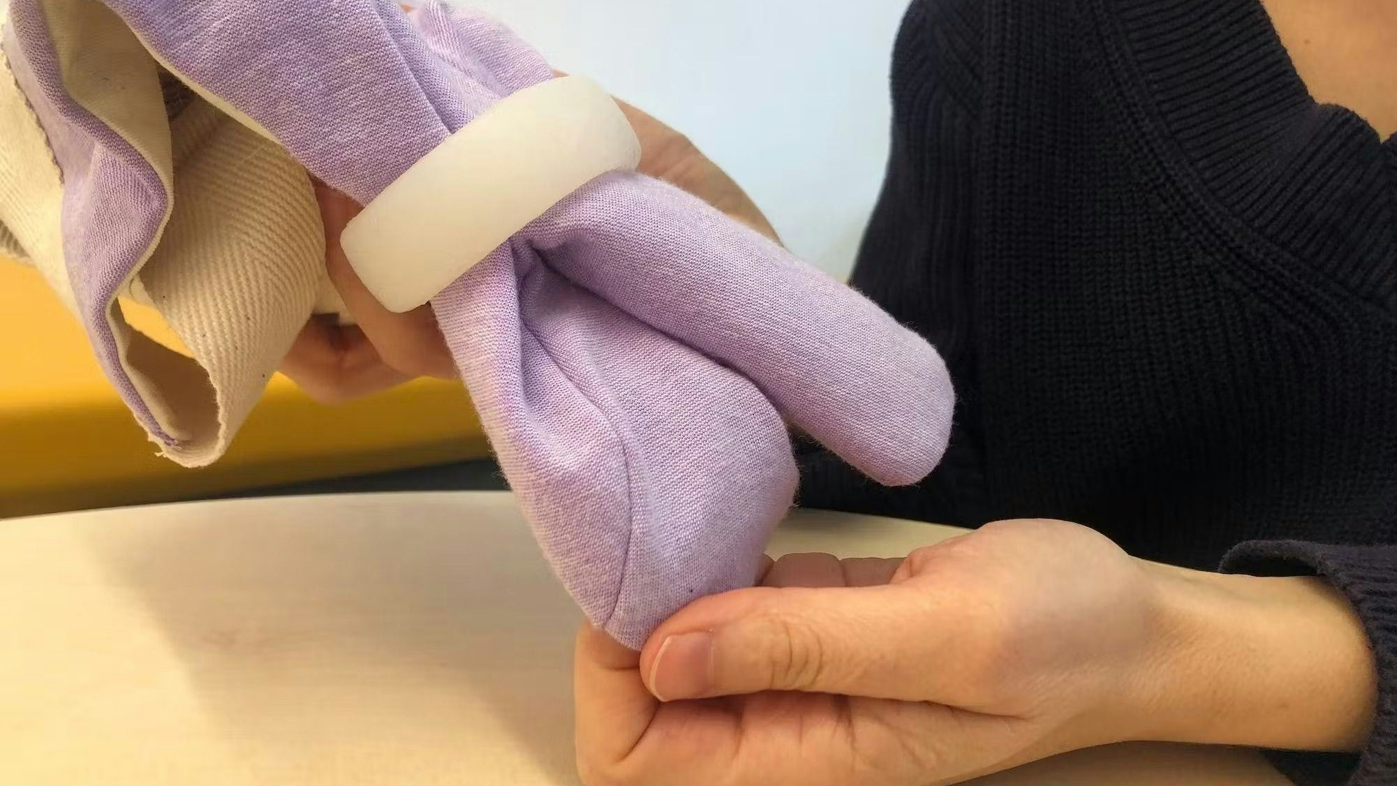 Der Ring wird über Penis und Hodensack gezogen und drückt die Hoden sanft in den Körper. Die dort herrschende höhere Temperatur sollte zu einer temporären Unfruchtbarkeit führen.