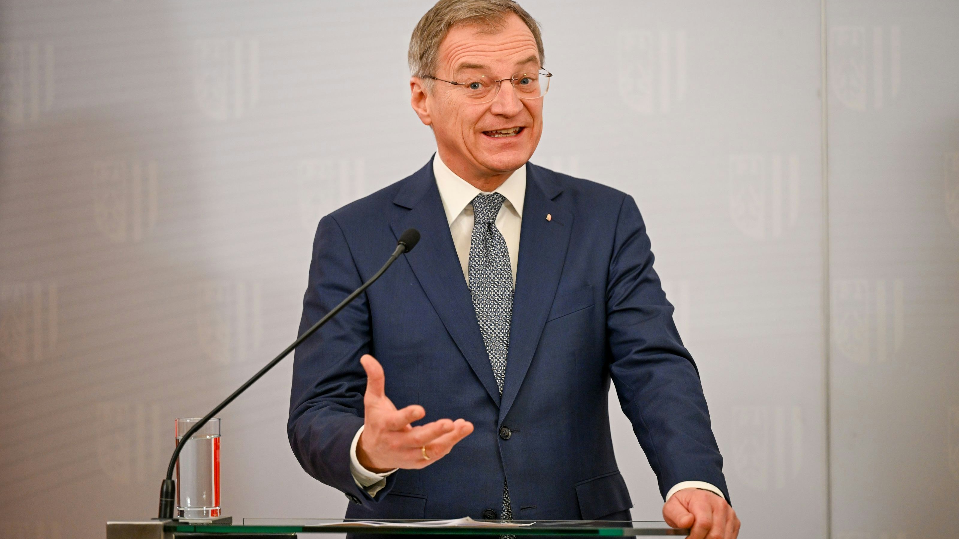 Oberösterreichs Landeschef Stelzer befürwortet die Bezahlkarte für Asylwerber.