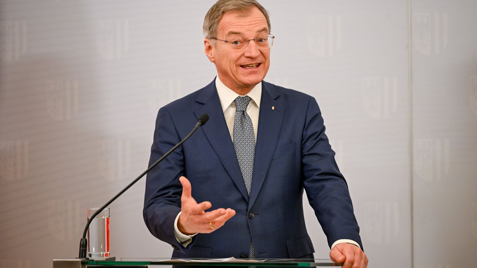 Oberösterreichs Landes-Chef&nbsp; Stelzer befürwortet die Bezahlkarte für Asylwerber.