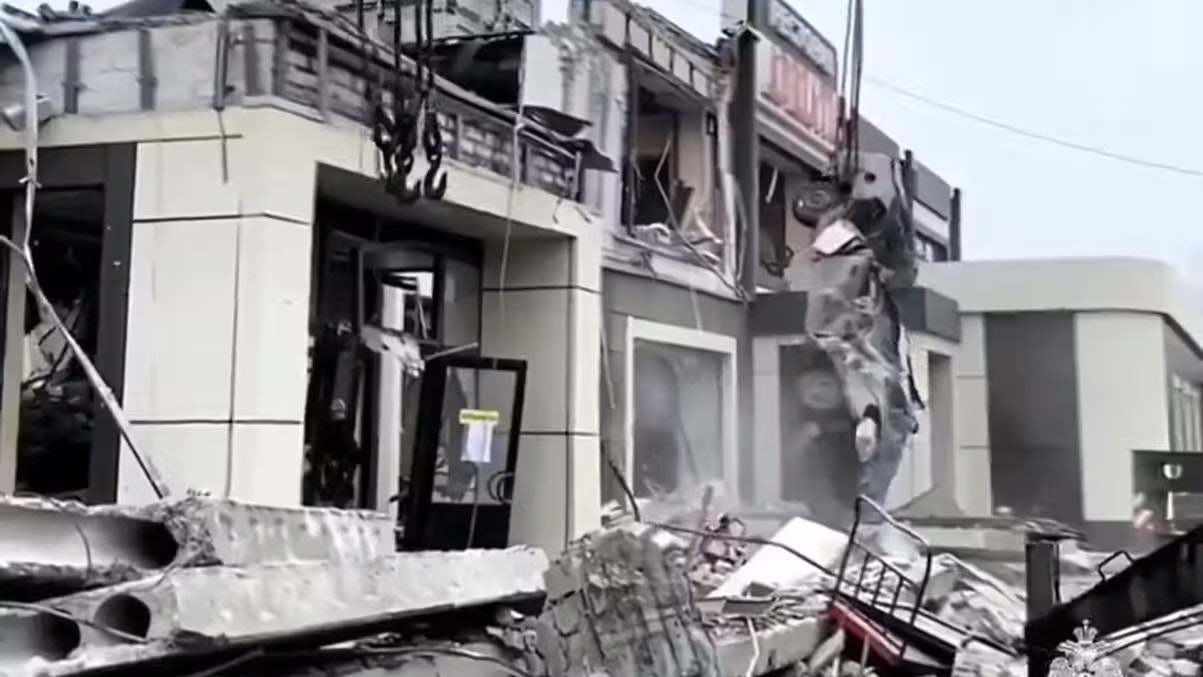 Das zerstörte Gebäude in Lyssytschansk: Russland beschuldigt die Ukraine, eine Bäckerei bombardiert zu haben.