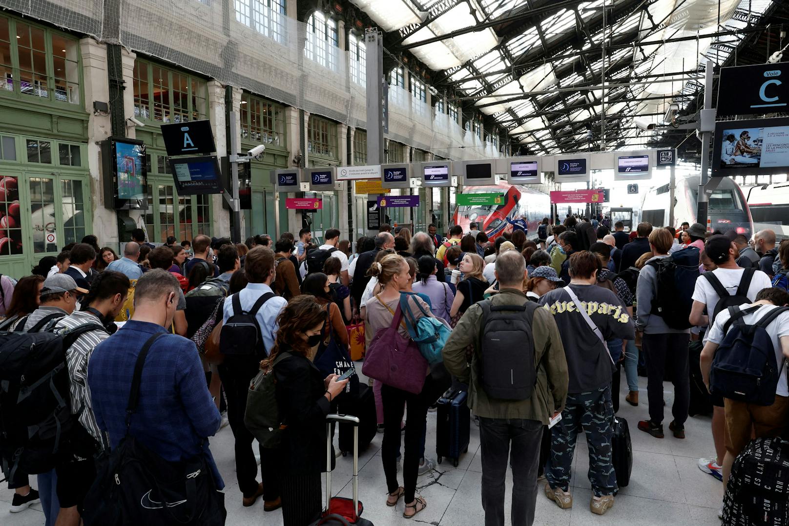 Reisende warten in der Bahnhofshalle auf ihren Zug am Bahnhof Gare de Lyon in Paris verletzt hat.