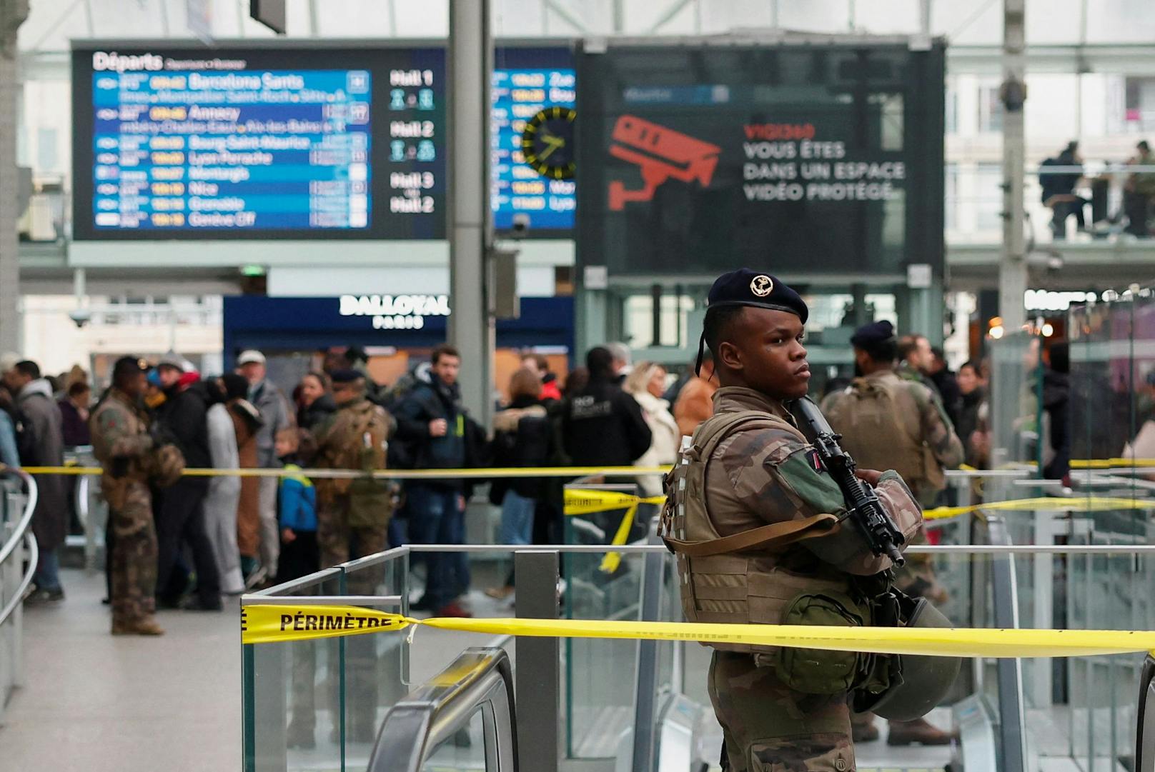 Französische Soldaten sichern das Gelände, nachdem ein Mann mit einem Messer mehrere Menschen am Bahnhof Gare de Lyon in Paris, Frankreich verletzt hat.