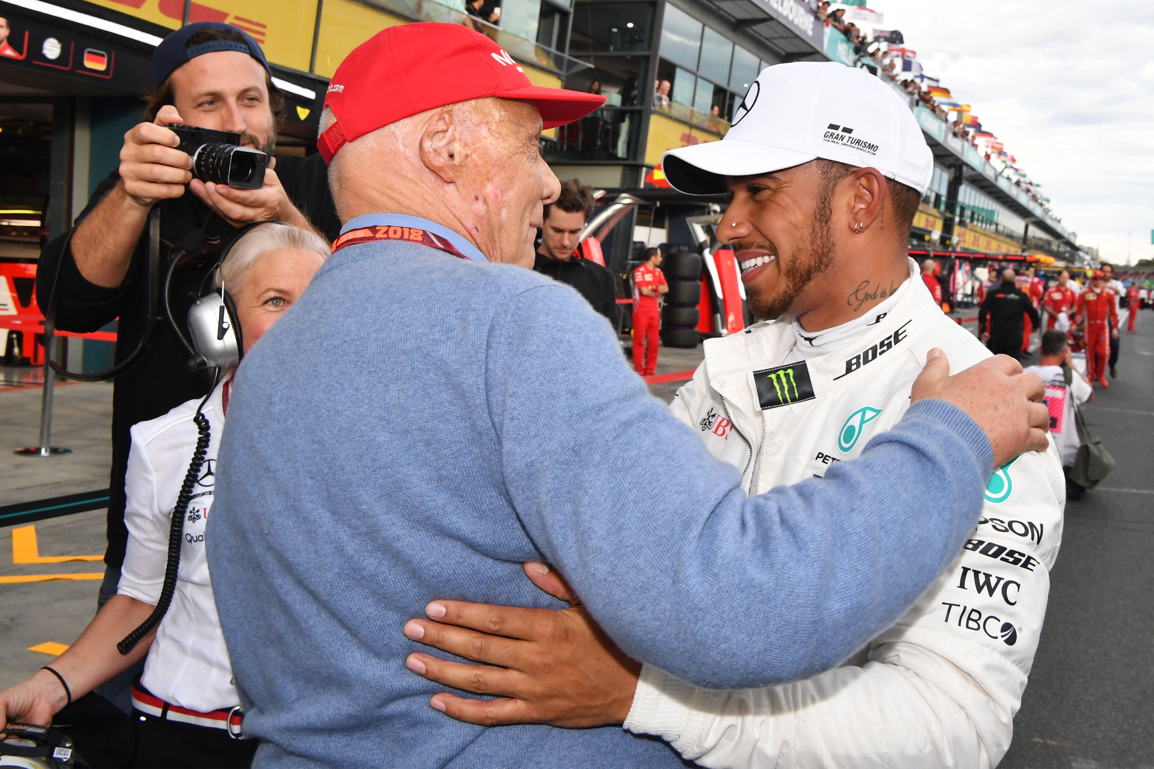 Lewis Hamilton verlässt Mercedes, erinnerte an Motorsport-Ikone Niki Lauda. 