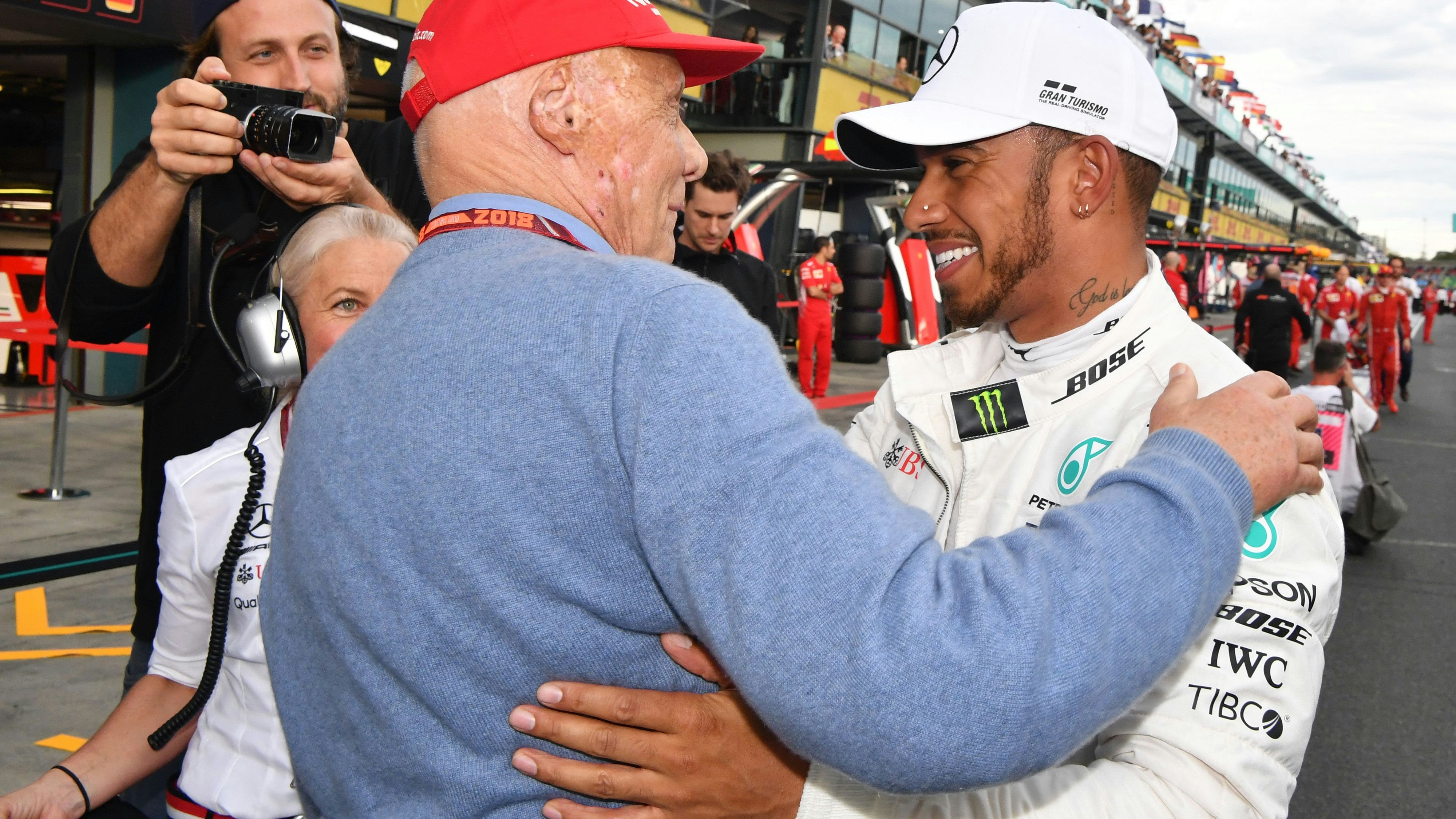 Lewis Hamilton verlässt Mercedes, erinnerte an Motorsport-Ikone Niki Lauda. 