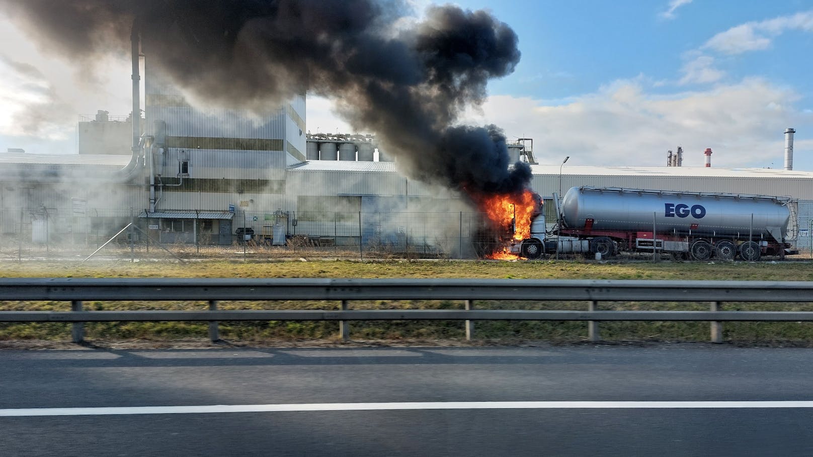 Die Fahrerkabine des Lasters brannte rasch aus.