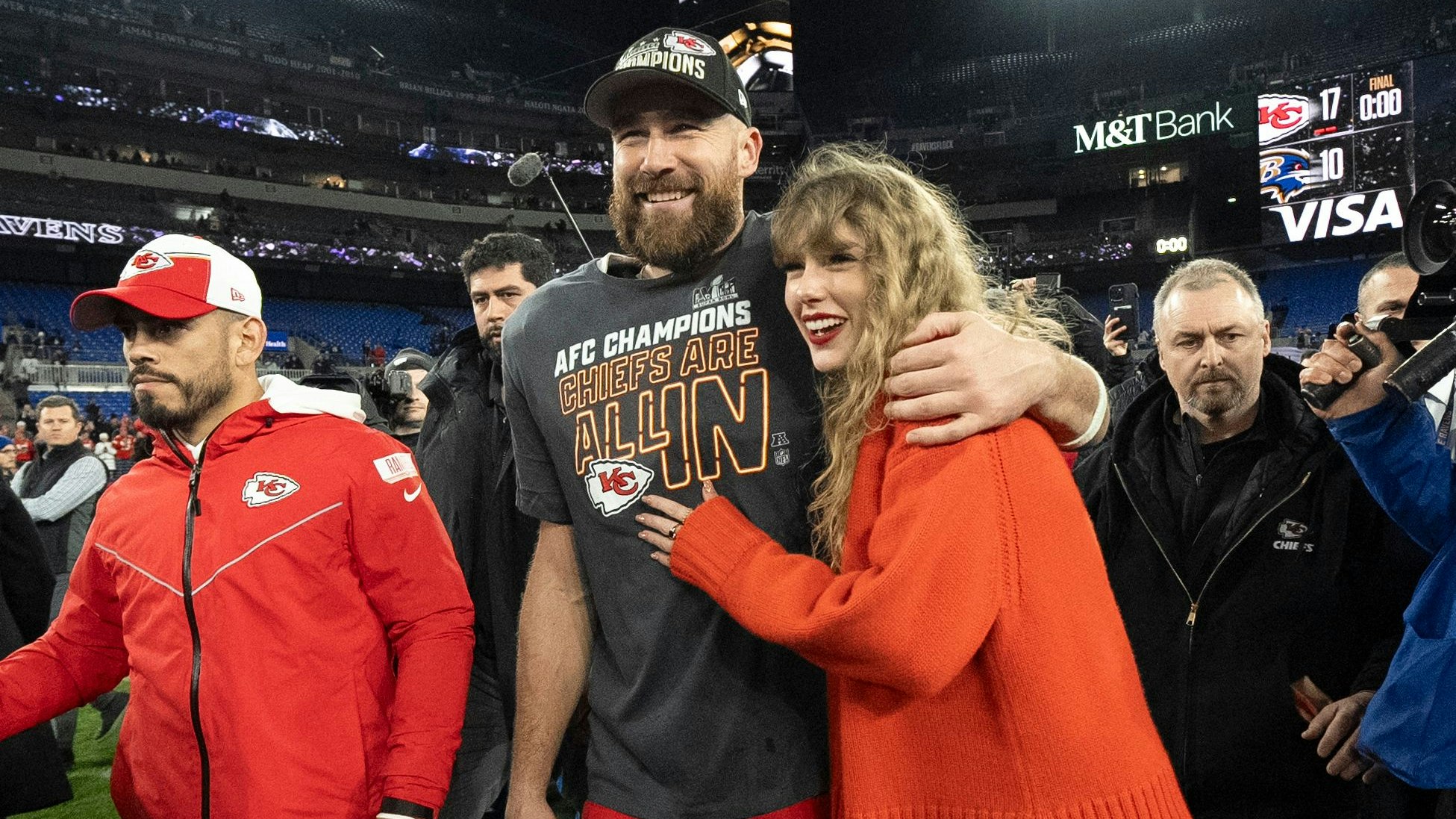 Kansas City Chiefs Tight End Travis Kelce spaziert mit Taylor Swift nach dem AFC Championship NFL-Footballspiel zwischen den Baltimore Ravens und den Kansas City Chiefs