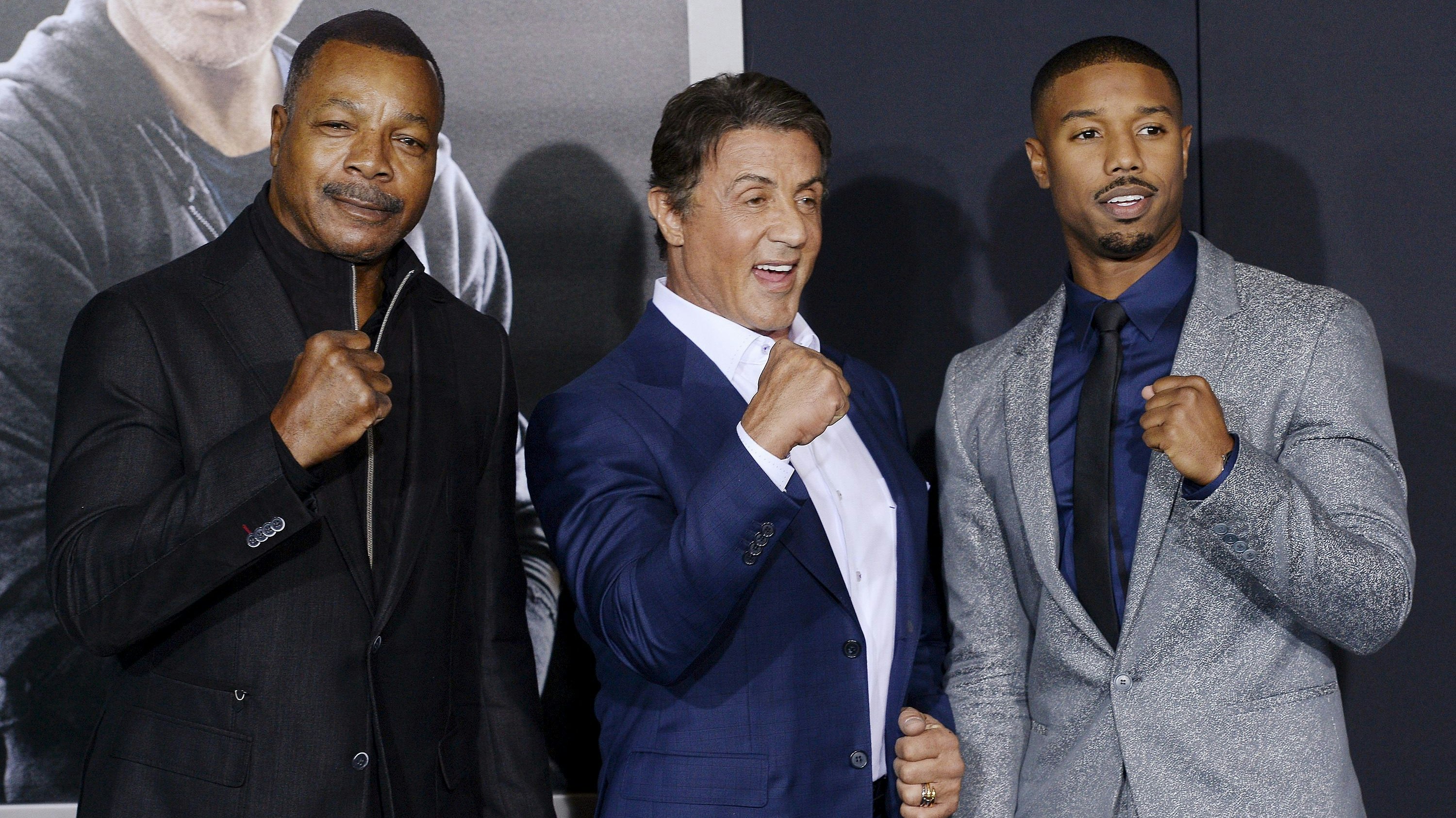 Schauspieler Carl Weathers (L) posiert mit den Darstellern Sylvester Stallone (C) und Michael B. Jordan während der Premiere des Films "Creed" in Los Angeles, Kalifornien, am 19. November 2015. 