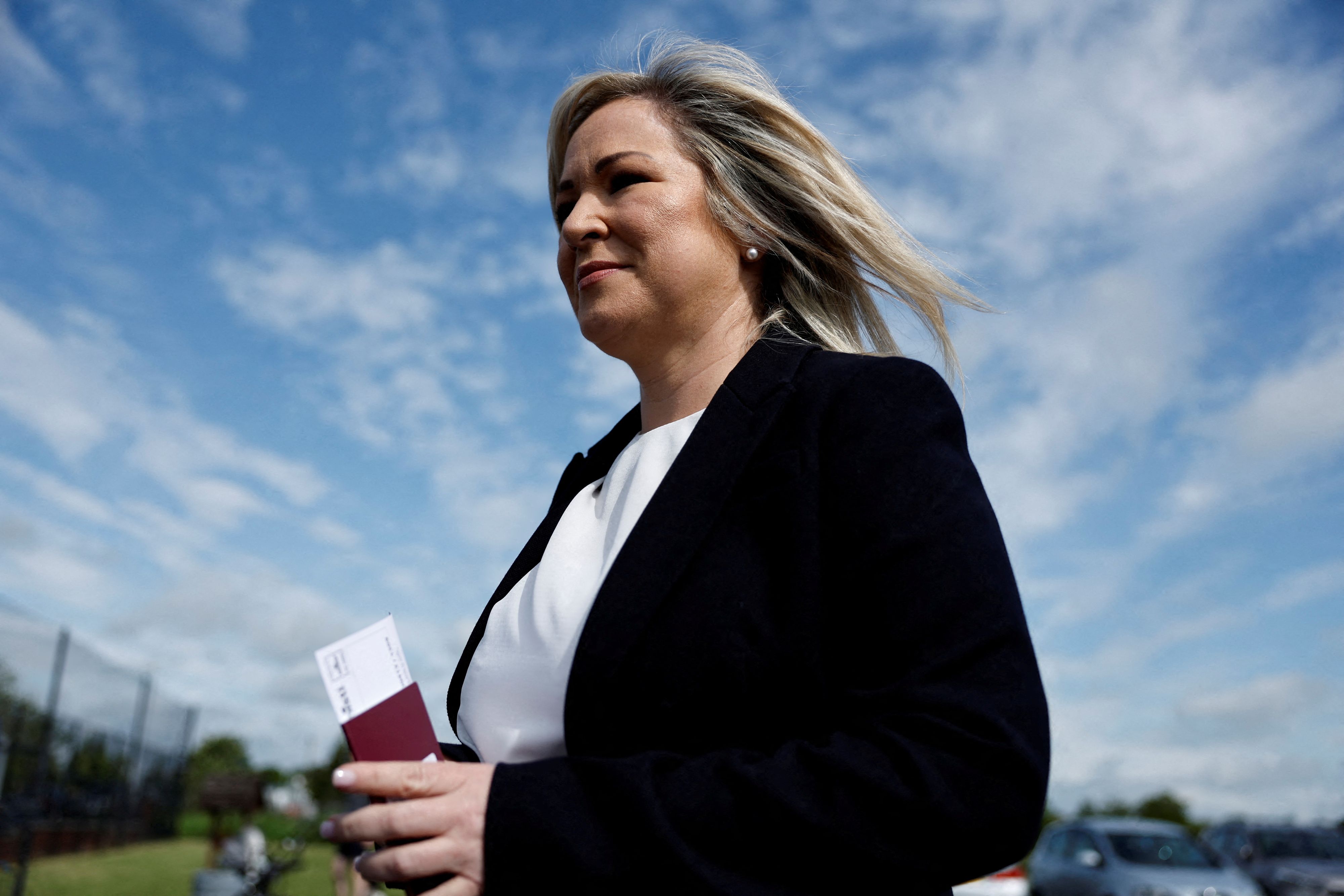 Erstmals steht eine katholische Politikerin an der Spitze der Regierung in Nordirland: Das Regionalparlament in Belfast wählte am Samstag die 47-jährige Michelle O’Neill von der Partei Sinn Fein zur 