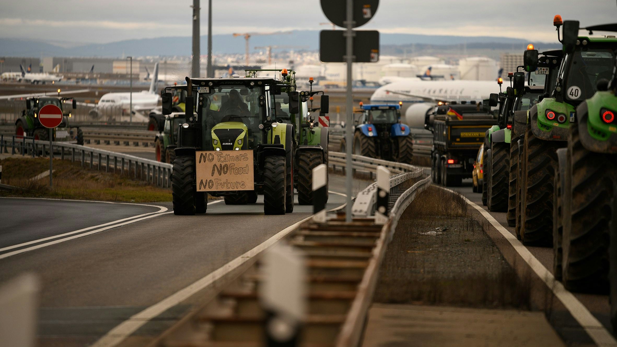 Traktoren versperren die Zufahrt zum Flughafen.