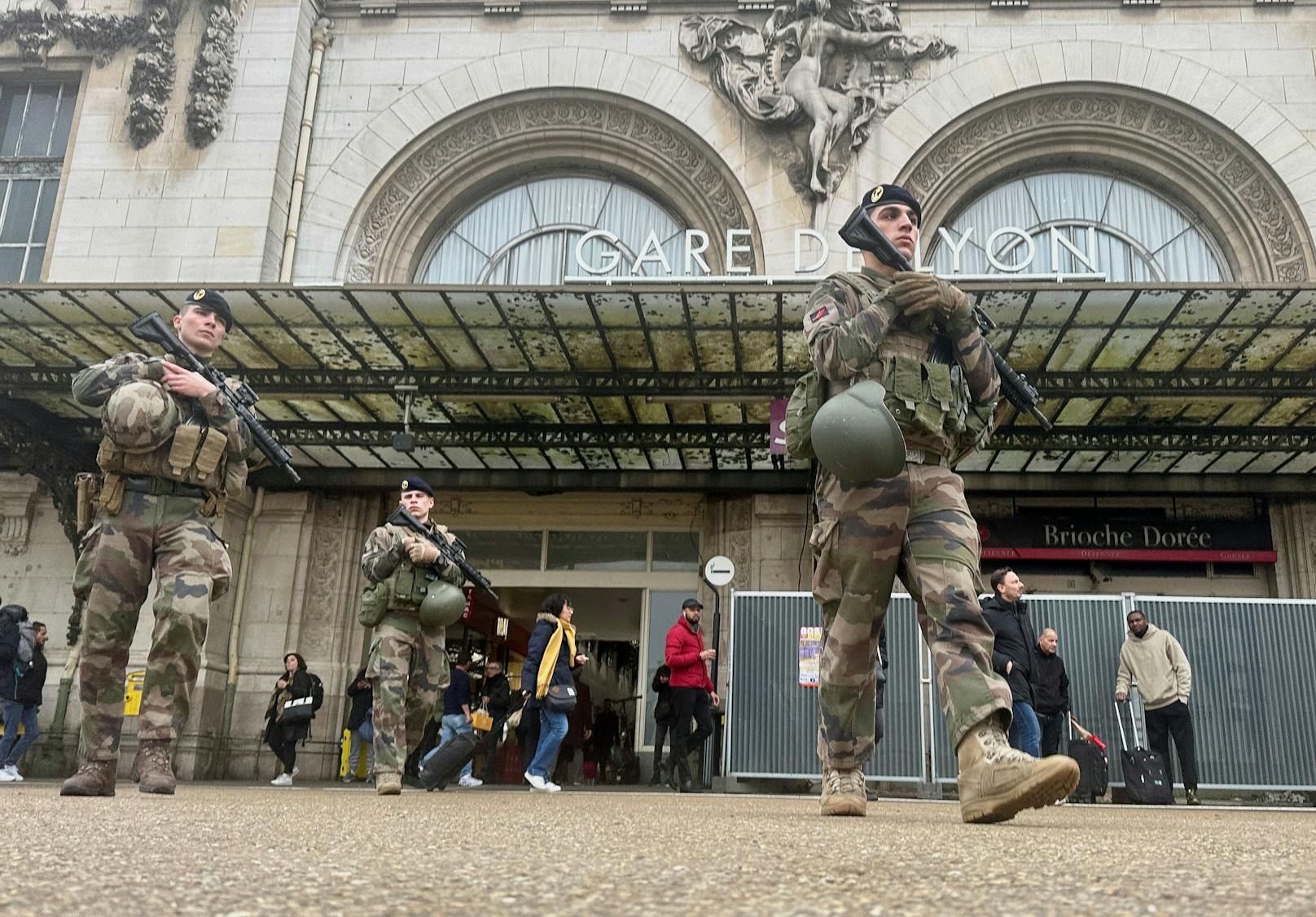 Französische Soldaten sichern das Gelände, nachdem ein Mann mit einem Messer mehrere Menschen am Bahnhof Gare de Lyon in Paris verletzt hat.