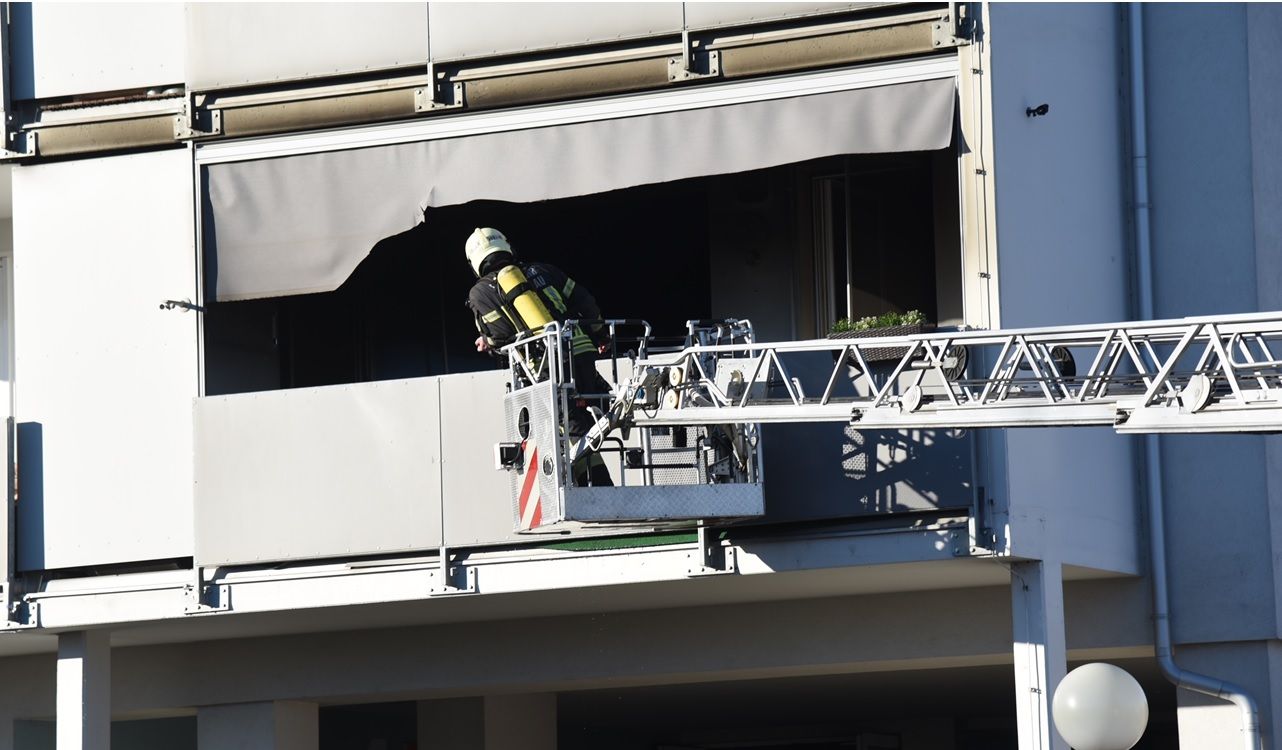 Die Feuerwehr konnte den Brand rasch löschen und die drei leblosen Personen bergen.