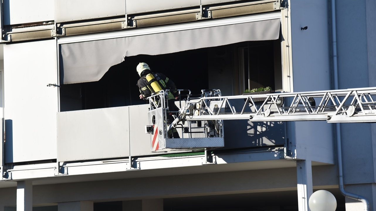 Die Feuerwehr konnte den Brand rasch löschen und die drei leblosen Personen bergen.