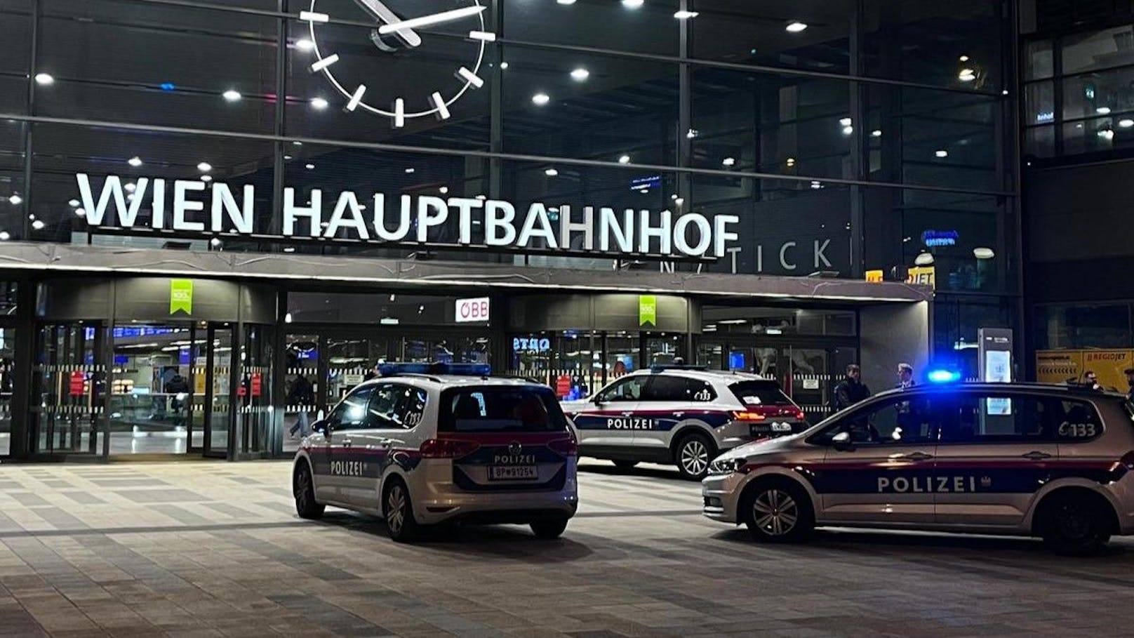 Pärchen schlägt am Wiener Hauptbahnhof auf Mann ein