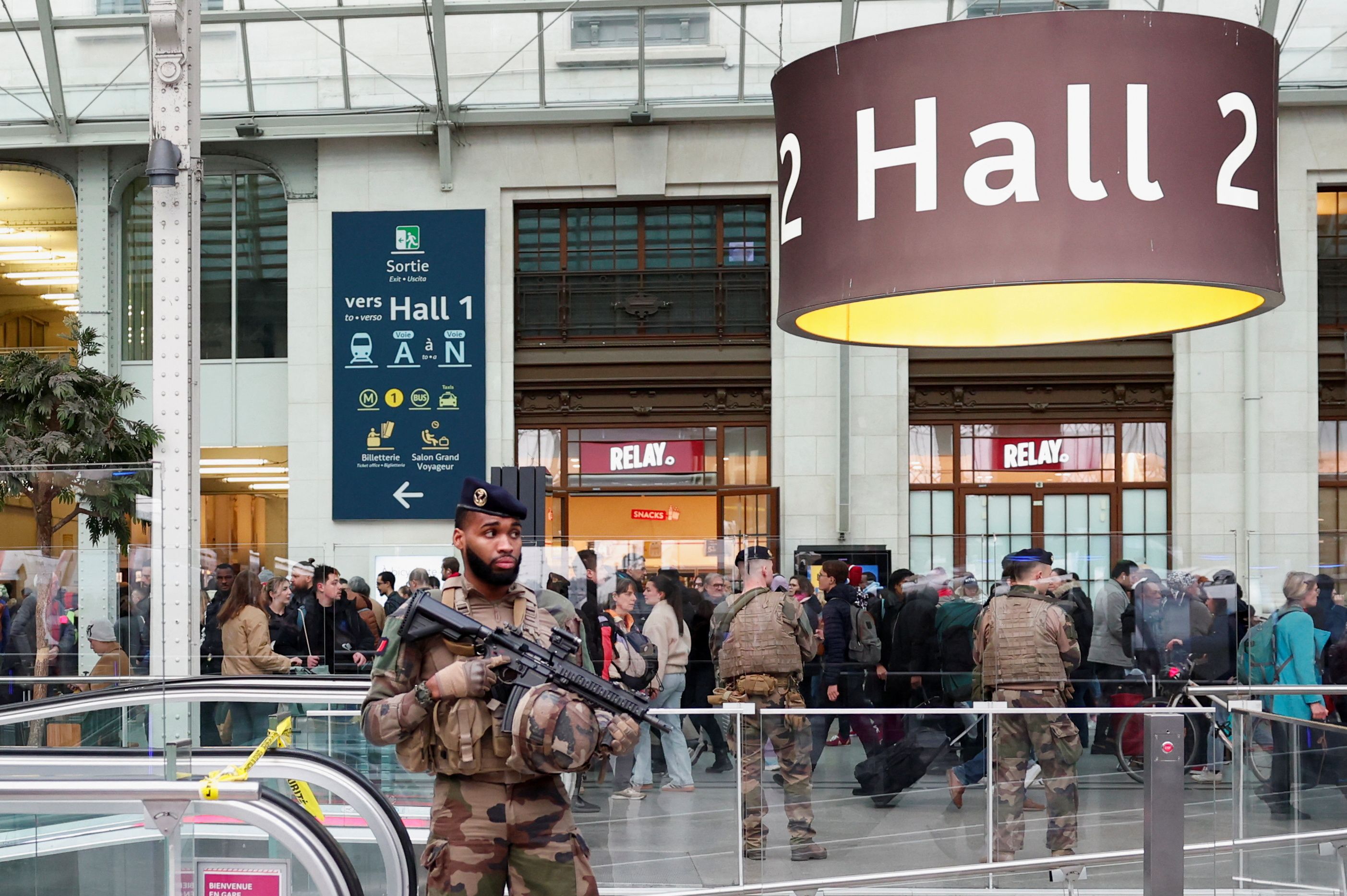 Französische Soldaten sichern das Gelände, nachdem ein Mann mit einem Messer mehrere Menschen am Bahnhof Gare de Lyon in Paris verletzt hat.