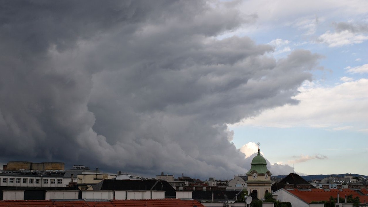 Heute.at - Kräftige Unwetterfront bringt Sturm und Regen ins Land