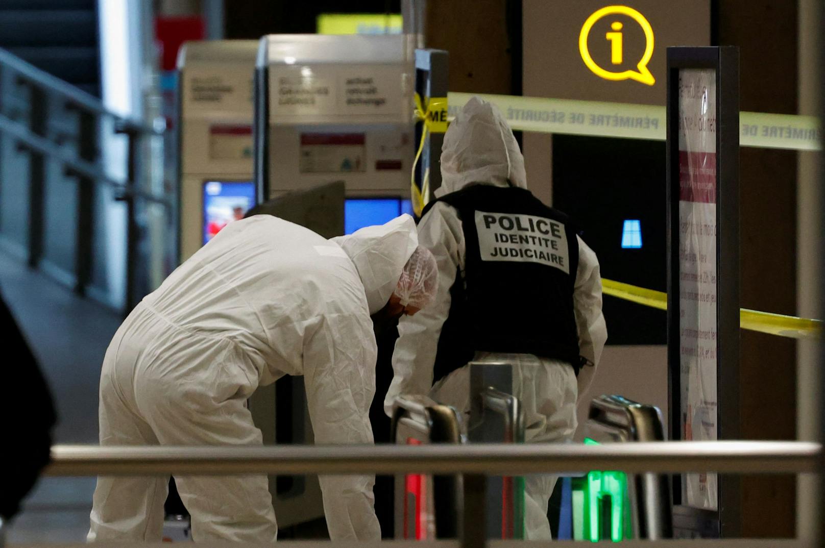 Französische Polizeibeamte der Spurensicherung arbeiten an dem Ort, an dem ein Mann mit einem Messer mehrere Menschen am Bahnhof Gare de Lyon in Paris verletzt hat.