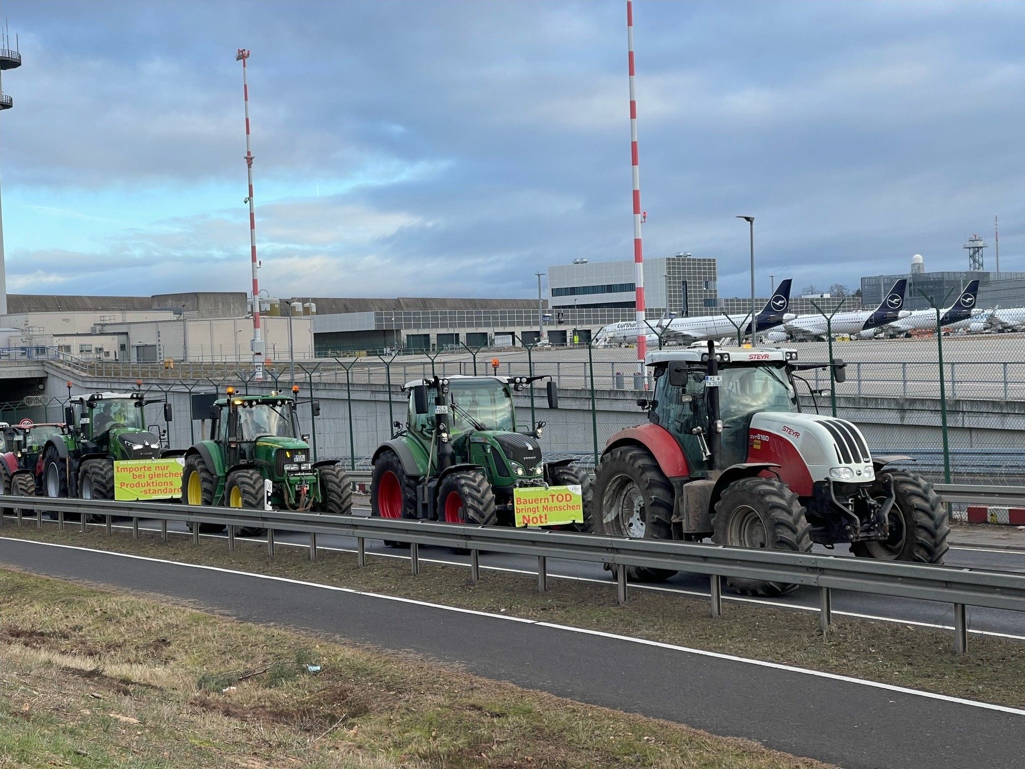Hunderte Bauern blockierten mit ihren Traktoren die Zufahrt zum Flughafen Frankfurt, Deutschlands größten Flughafen.