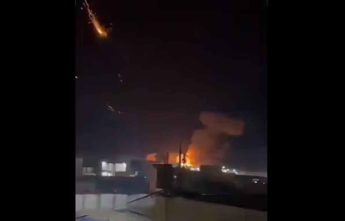 Bilder in den sozialen Medien sollen US-Luftangriffe auf iranische Ziele zeigen.