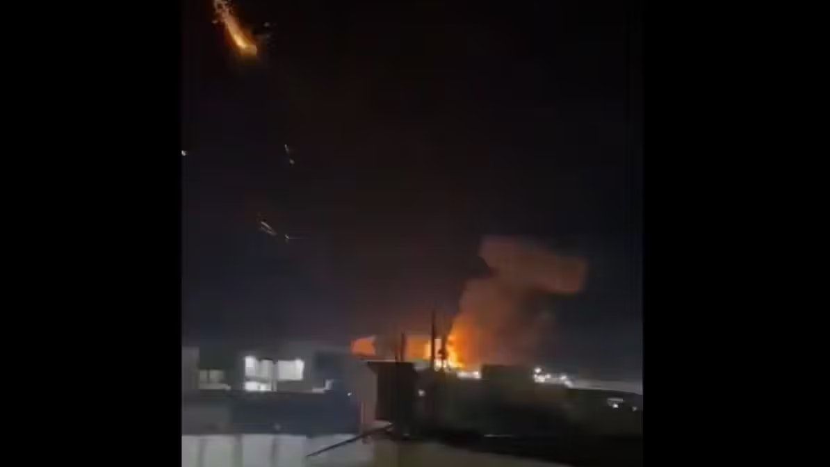 Bilder in den sozialen Medien sollen US-Luftangriffe auf iranische Ziele zeigen.