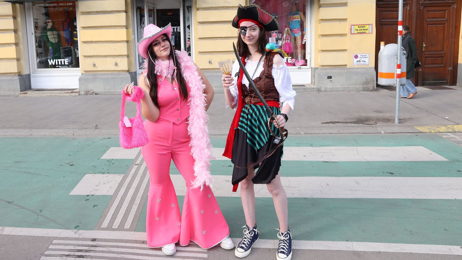 Die beiden <em>"Heute"</em>-Praktikantinnen Selina und Andrea (re.) probierten direkt Kostüme.&nbsp; an.&nbsp;