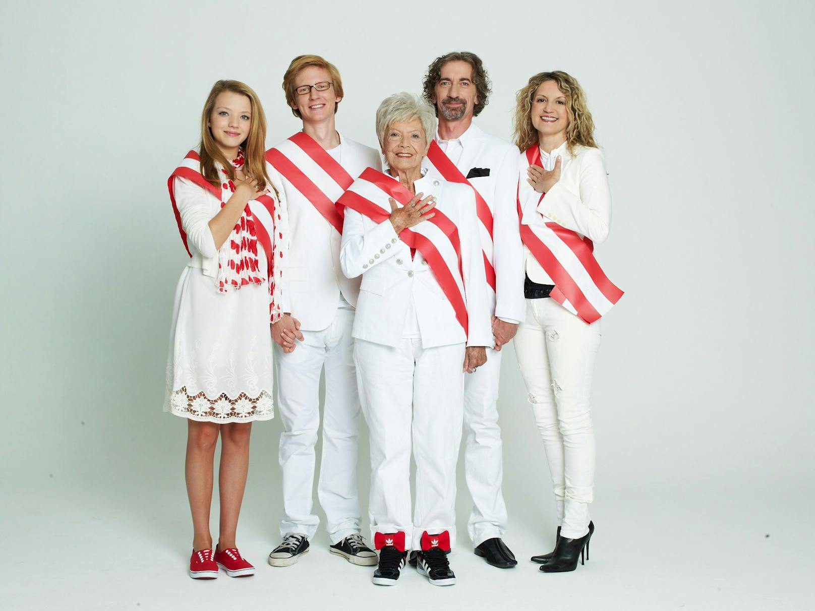 Die Möbelhaus-Familie im feierlichen Rot-Weiß-Rot-Look. 