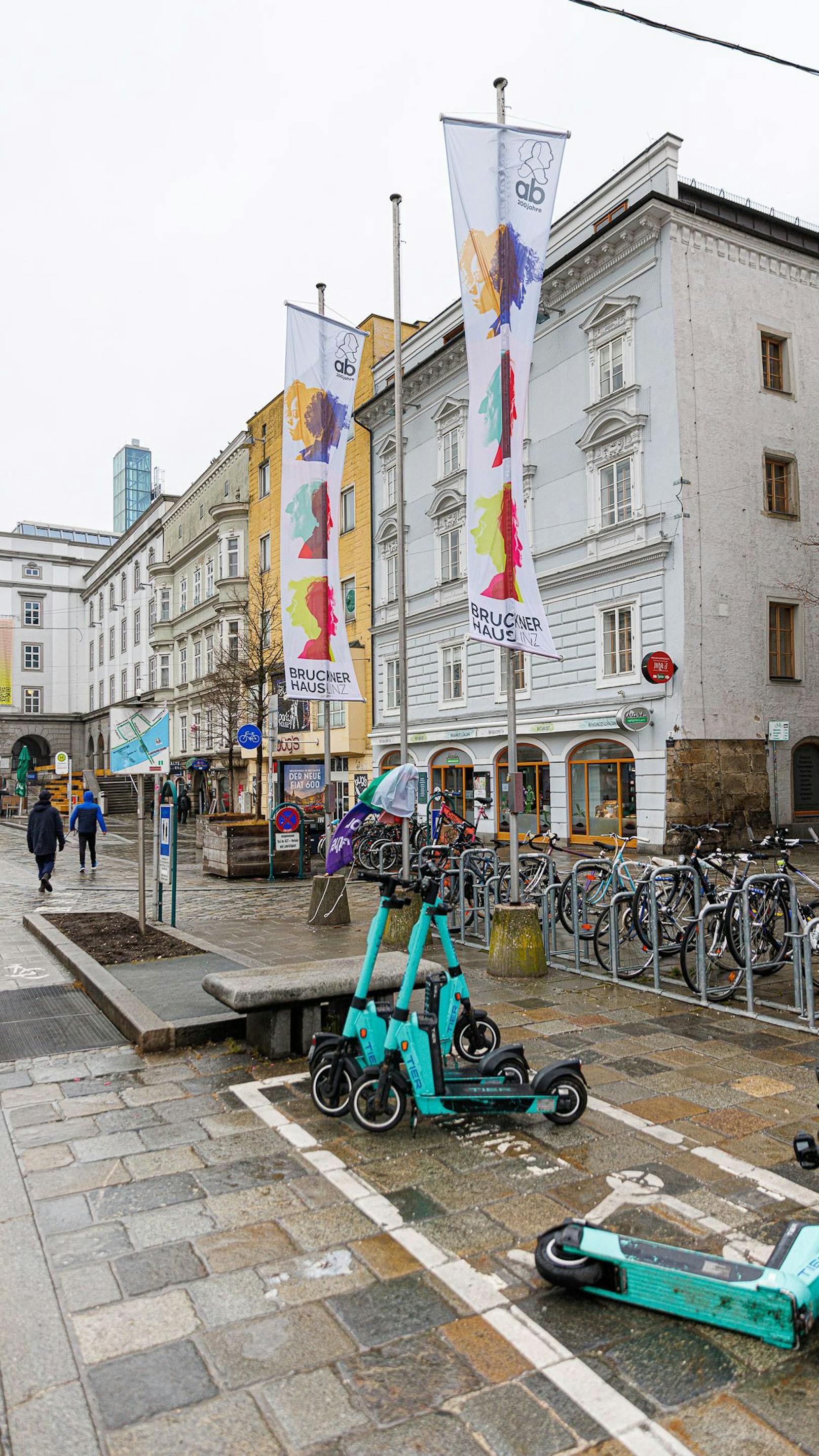 Regenbogenfahne mit Stab gross – HOSI Linz.at
