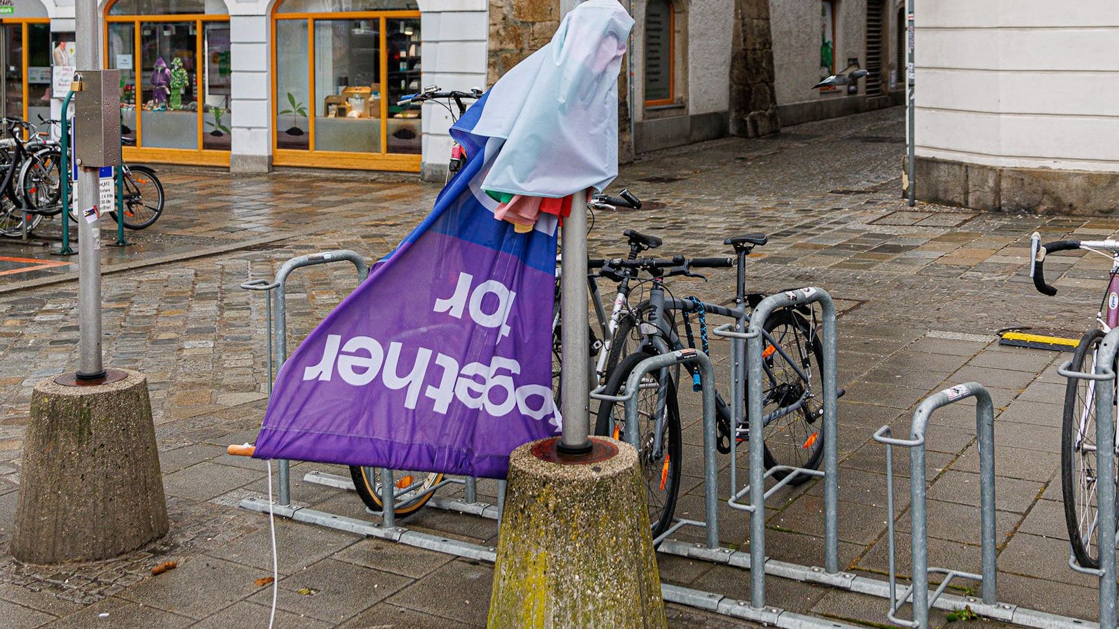 Regenbogen-Flagge am Linzer Hauptplatz heruntergerissen