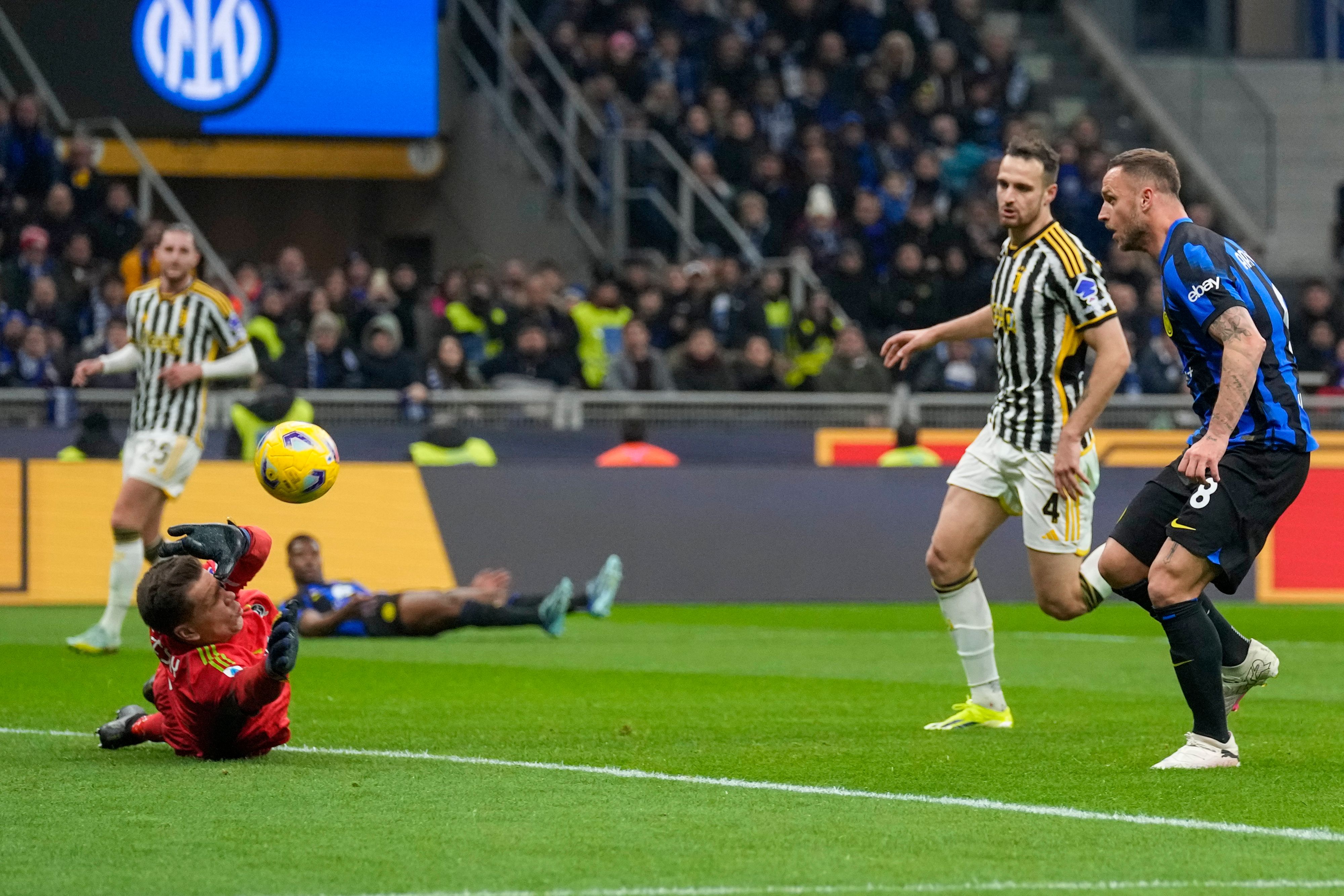 Arnautovic schießt, Szczesny hält.