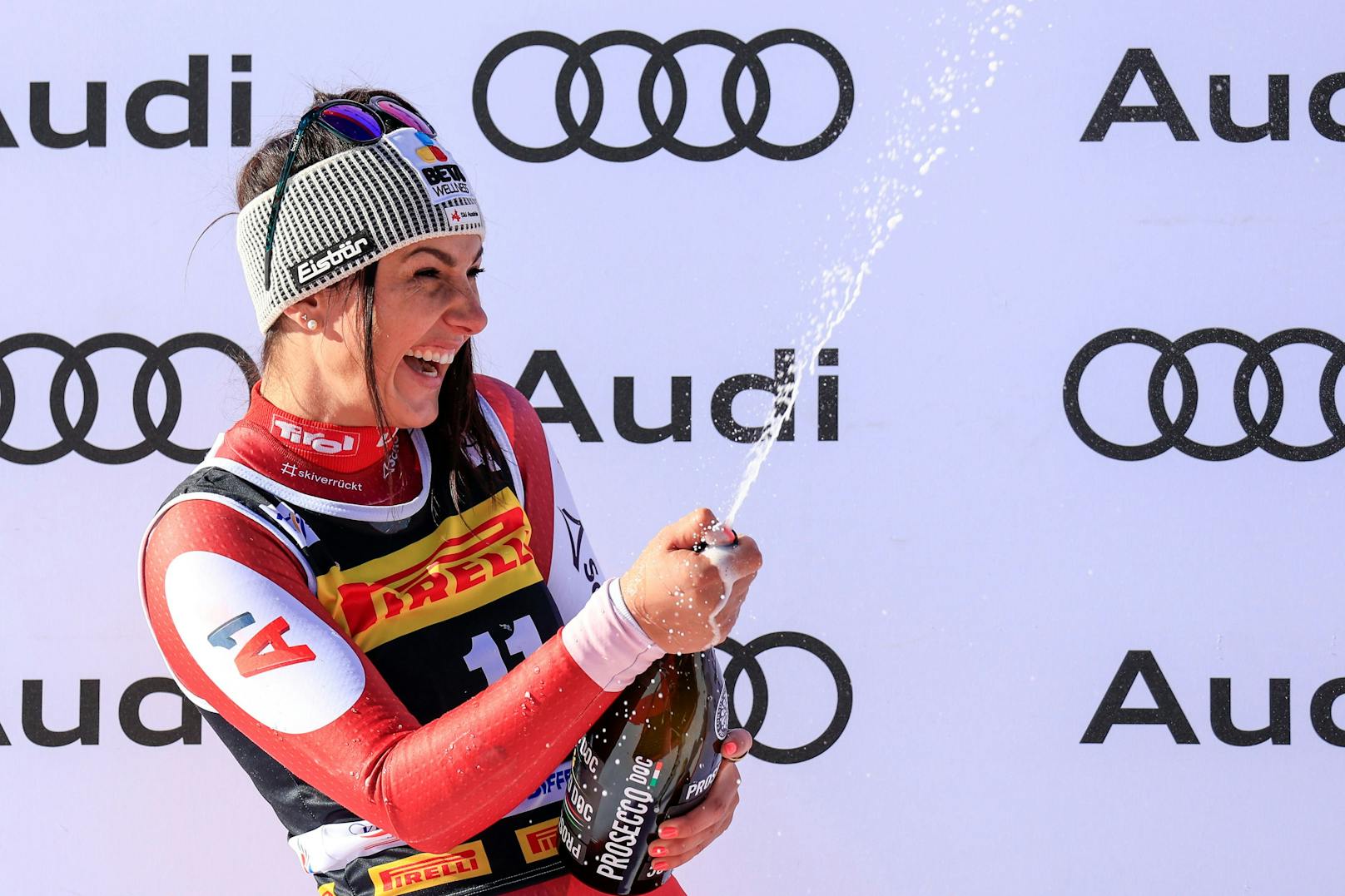 Das Speed-Wochenende in Cortina begann mit einem österreichischen Sieg. Stephanie Venier raste auf Platz eins, ließ sich feiern. Mit Christina Ager (4.), Cornelia Hütter (8.) und Mirjam Puchner (9.) fuhren drei weitere Österreicherinnen in die Top-10, rundeten ein gutes Mannschaftsergebnis ab.