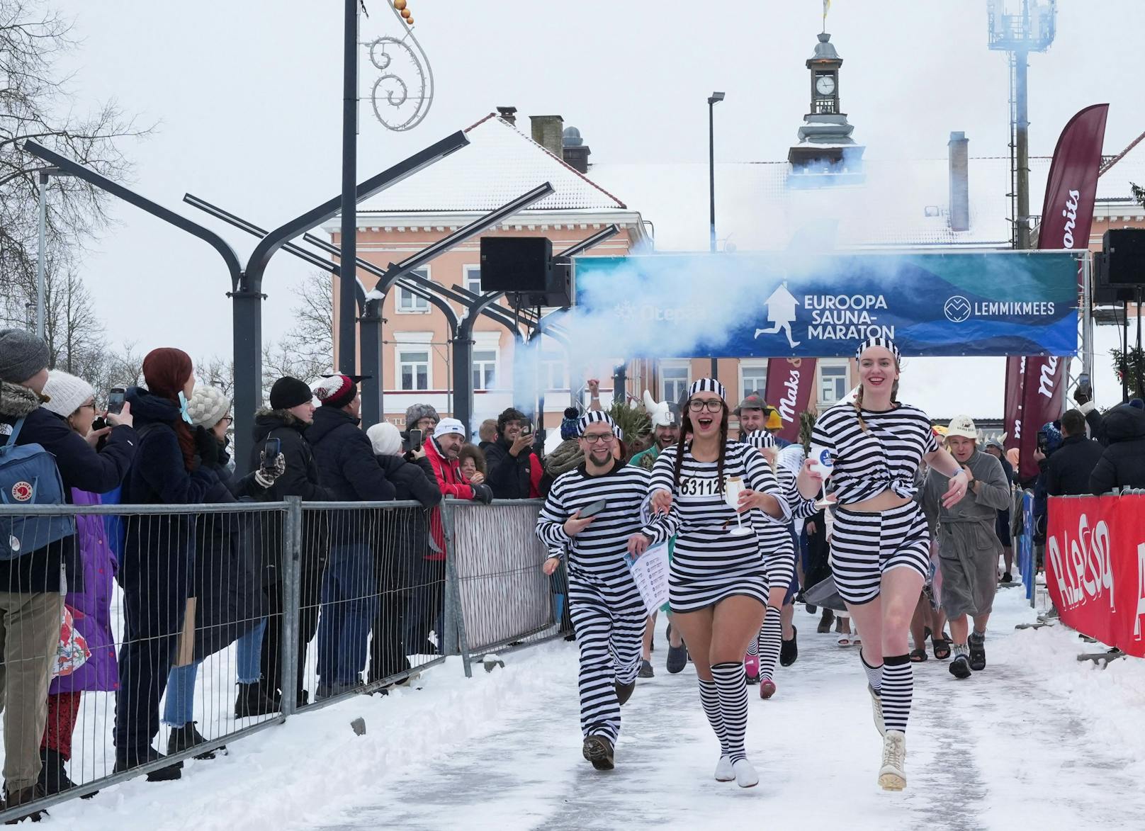Hitze, Ehrgeiz, Alkohol: Knapp tausend Teilnehmer feierten am Sonntag den Saunamarathon in Estland – teilweise mit sonderbaren Kostümen.