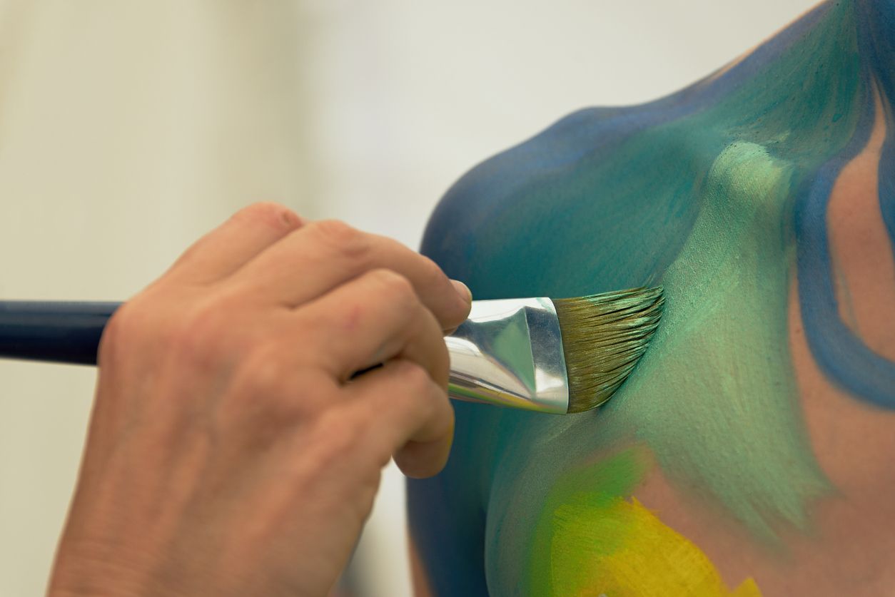 Beim Bodypainting soll es zu einem Übergriff durch den Künstler gekommen sein. 
