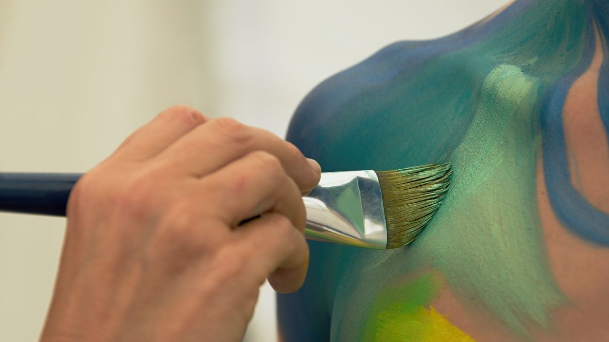 Beim Bodypainting soll es zu einem Übergriff durch den Künstler gekommen sein. 