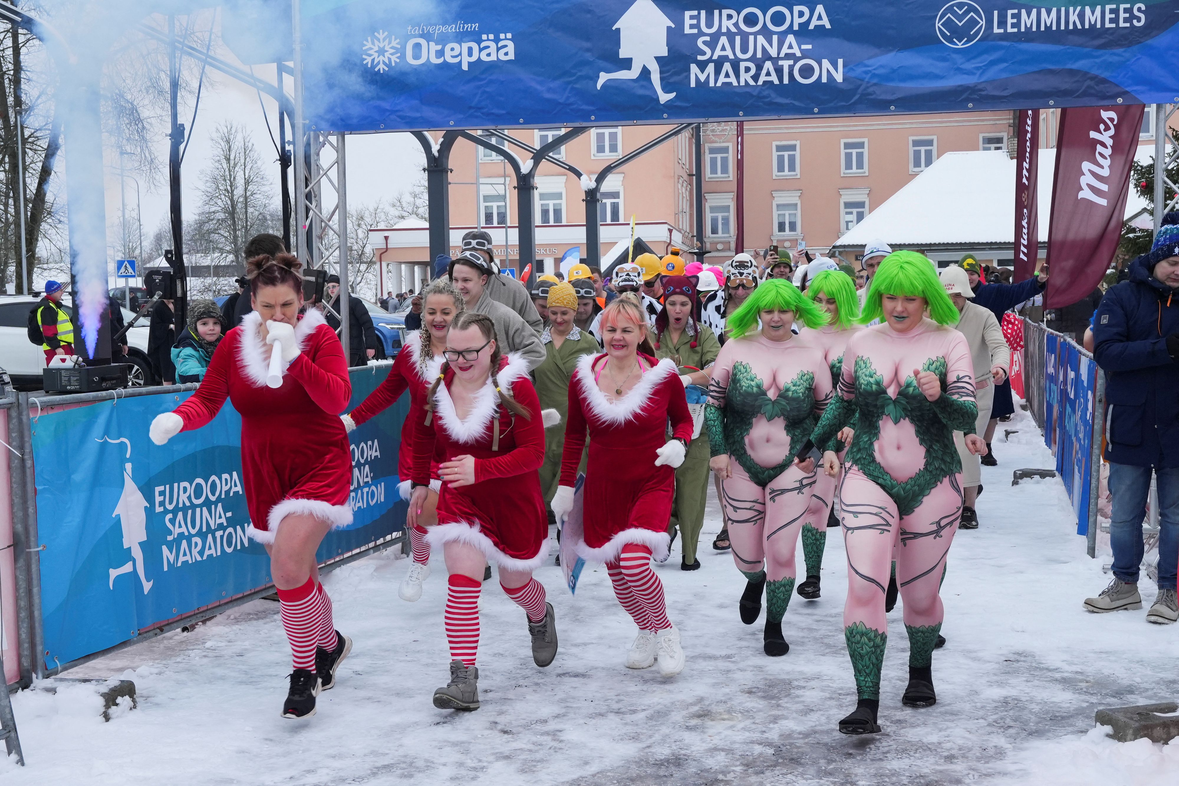 Hitze und spaßige Kostüme: Am Wochenende kamen Schwitz-Süchtige in die Sauna-Hauptstadt Otepaa nach Estland.