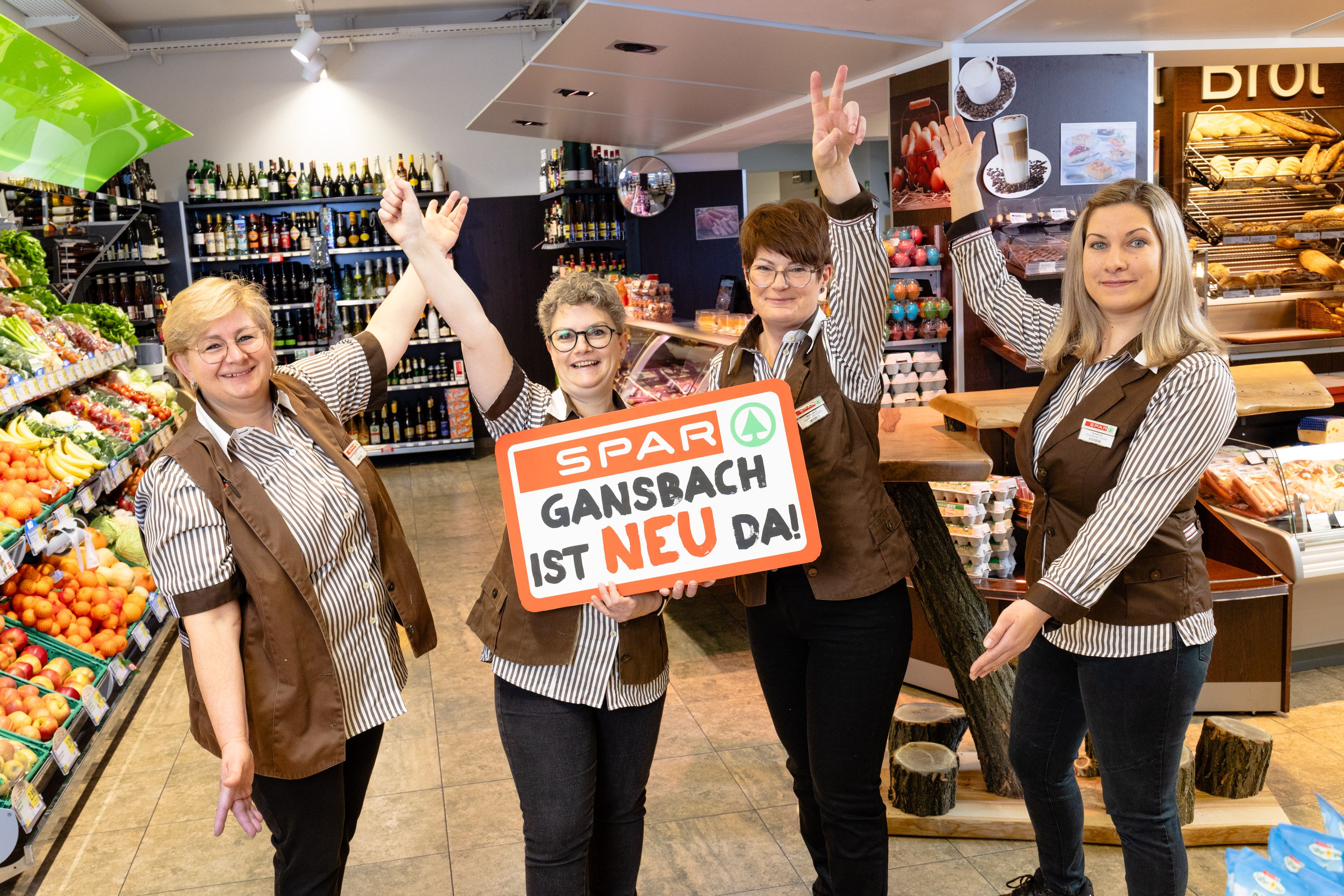 Silvia Wieländer und Michela Schrattenholzer (Mitte) begrüßen gemeinsam mit ihrem Team die Kunden in Gansbach.
