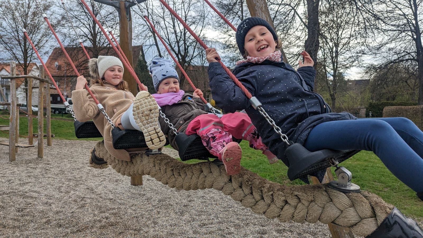 Raffi (9) mit ihren Geschwistern. Die neunjährige ist ein lebensfrohes Mädchen.&nbsp;
