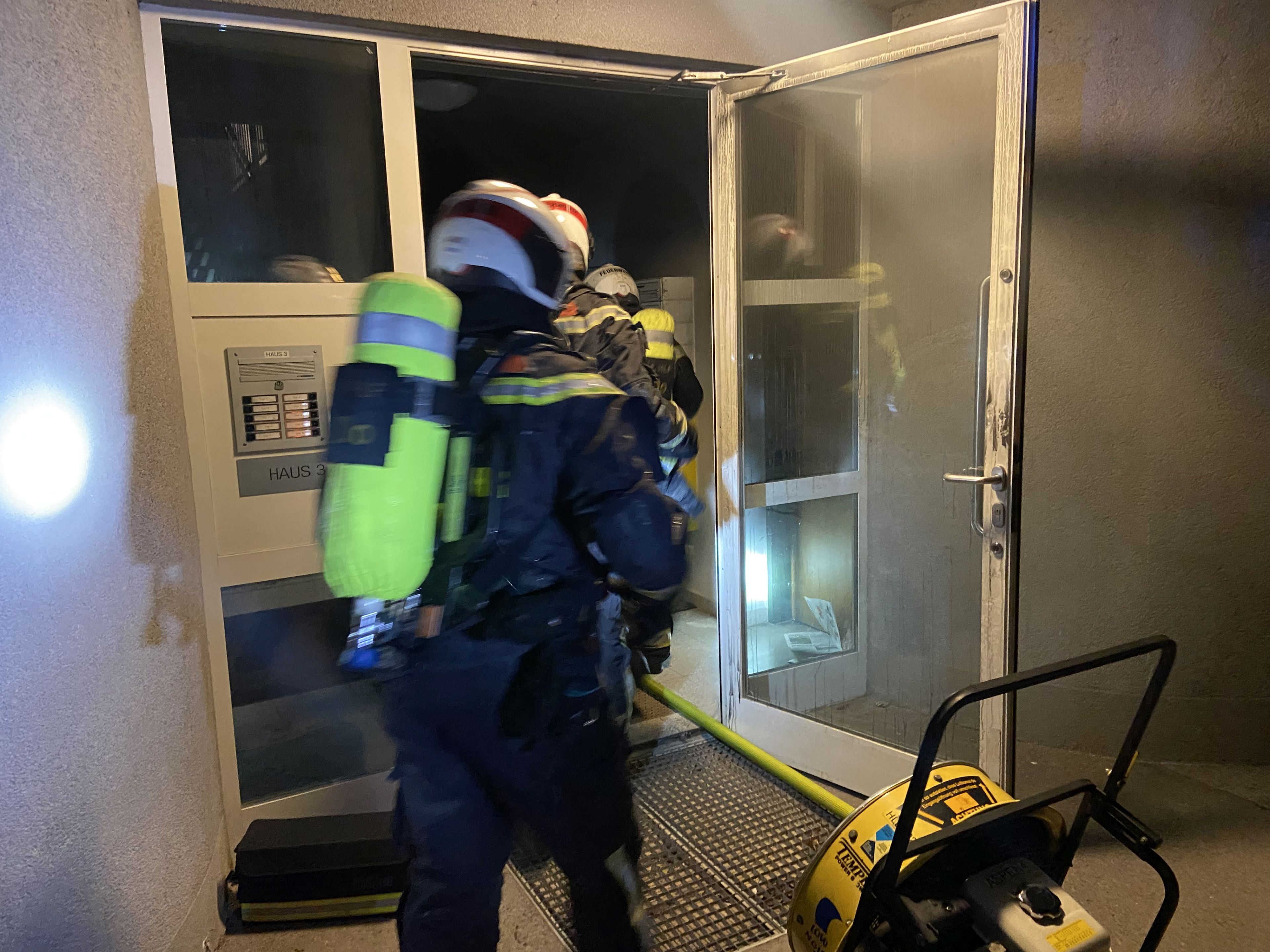 Berufsfeuerwehr Wien rettete Bewohner aus verrauchtem Haus.
