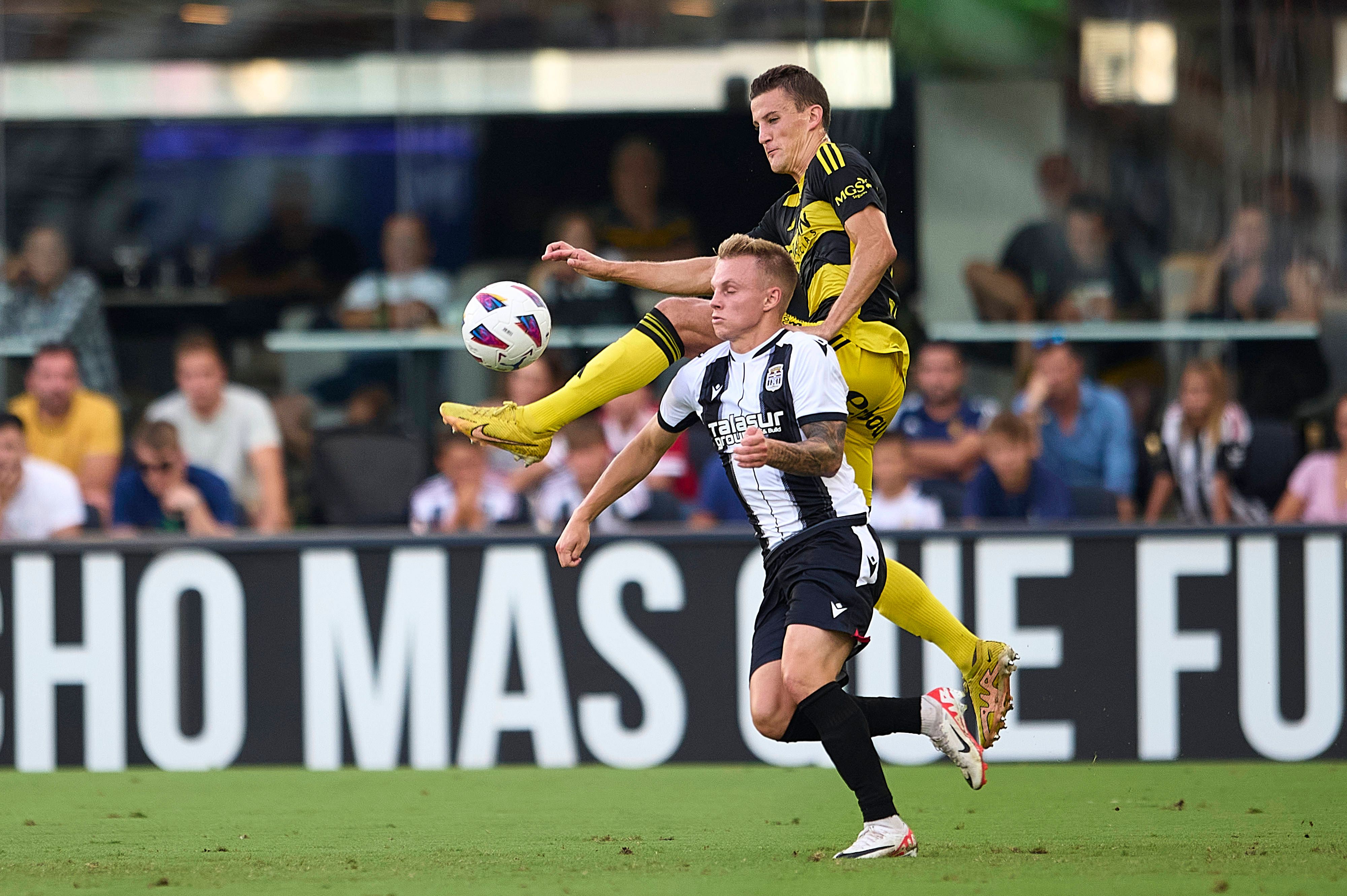 Isak Jansson (unten) kickte zuletzt in Spanien beim FC Cartagena.