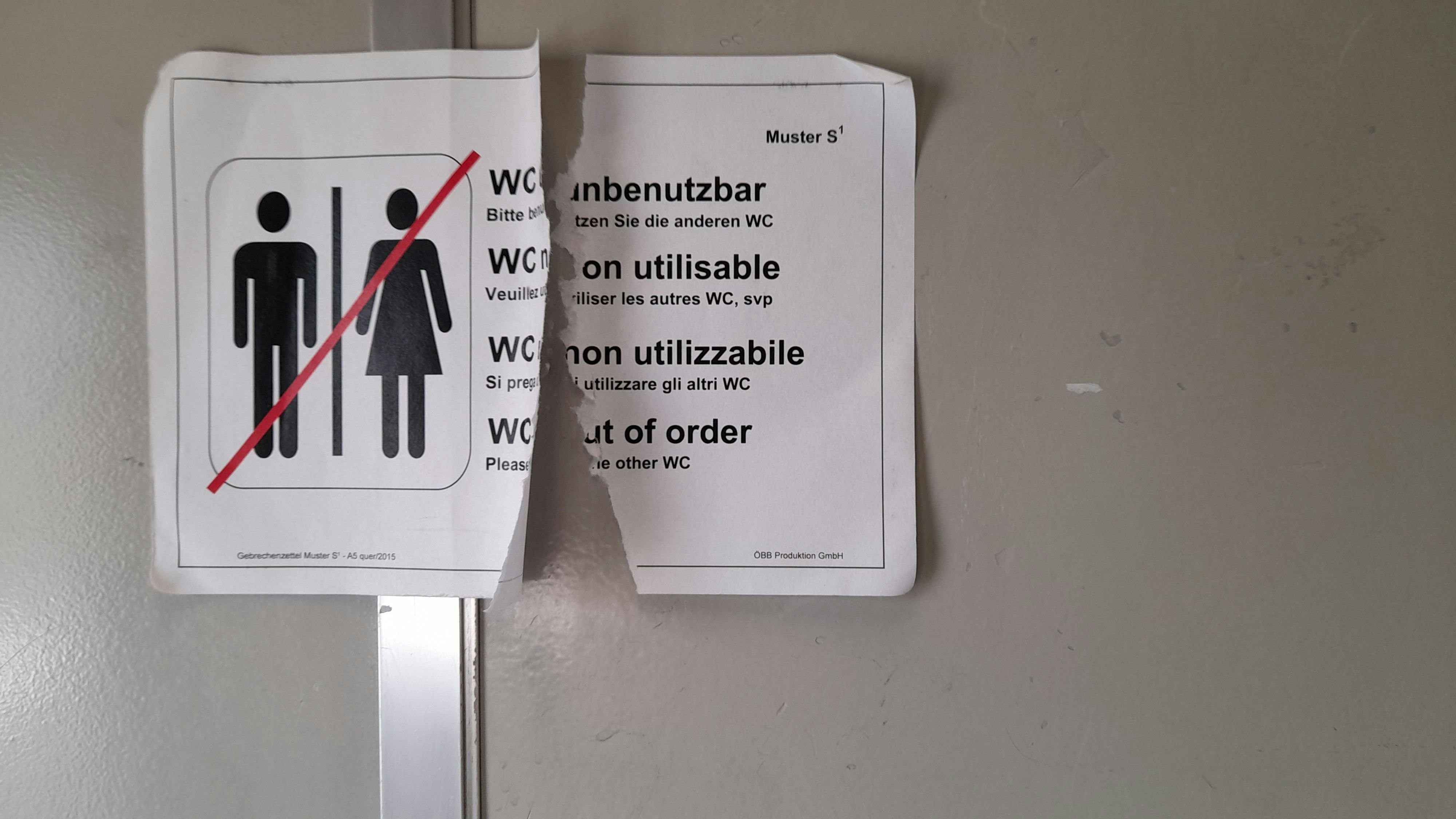 Ein sogenannter "Gebrechenzettel" pickte auf jeder WC-Tür im Zug. Nur im hintersten Waggon gab es ein funktionierendes Klo.