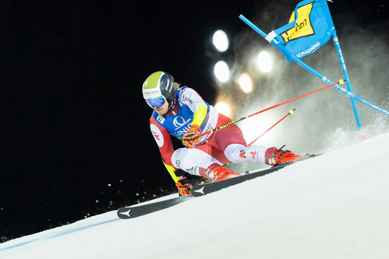 Der Schweizer Marco Odermatt war im Riesentorlauf in Schladming wieder einmal die Nummer eins. Von Platz elf im ersten Durchgang raste der Weltcup-Leader zum Sieg, fing Manuel Feller ab. Der ÖSV-Star wurde vor über 20.000 Ski-Fans Zweiter.