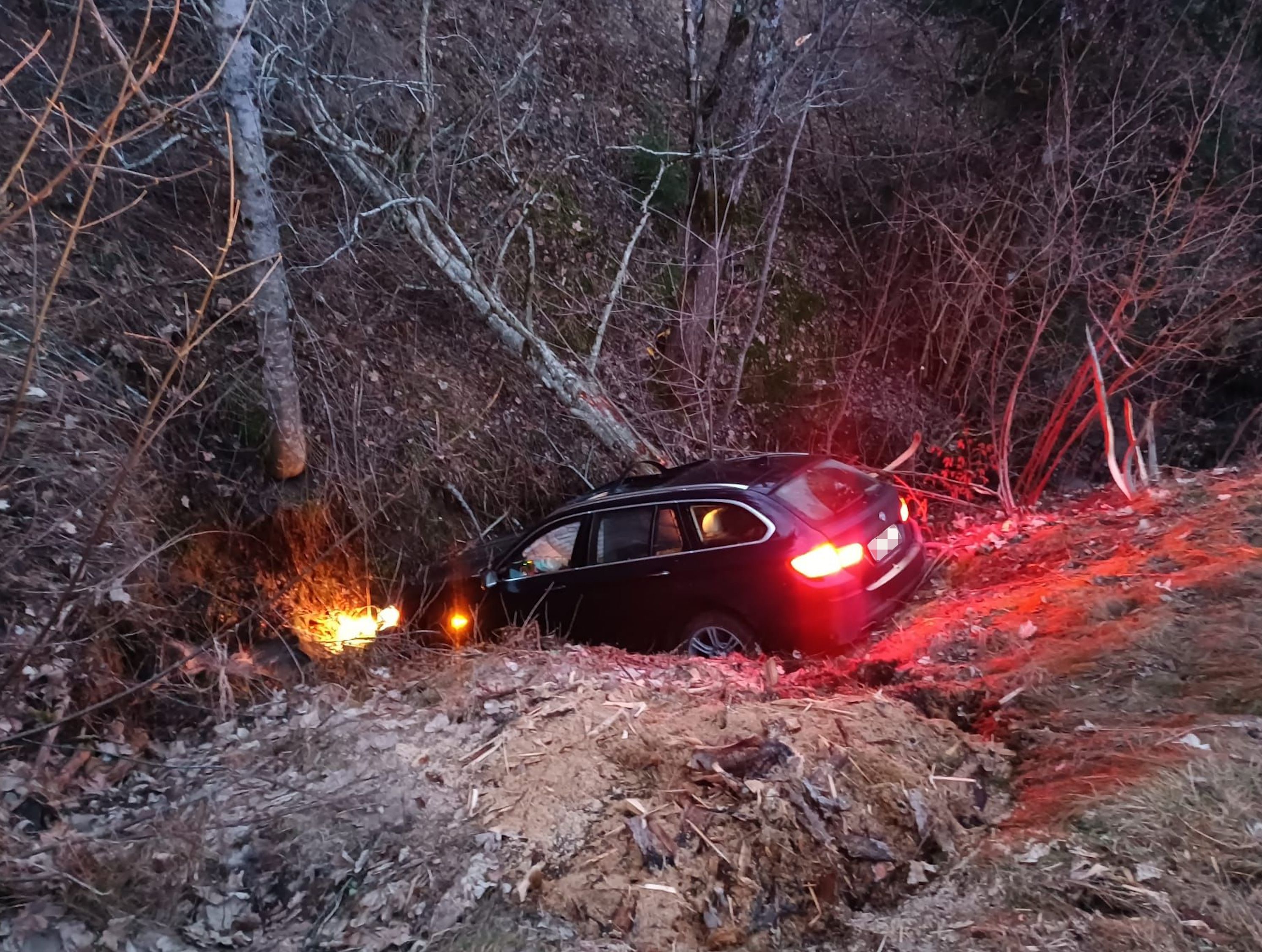 Der junge Autofahrer stürzte über eine Böschung.