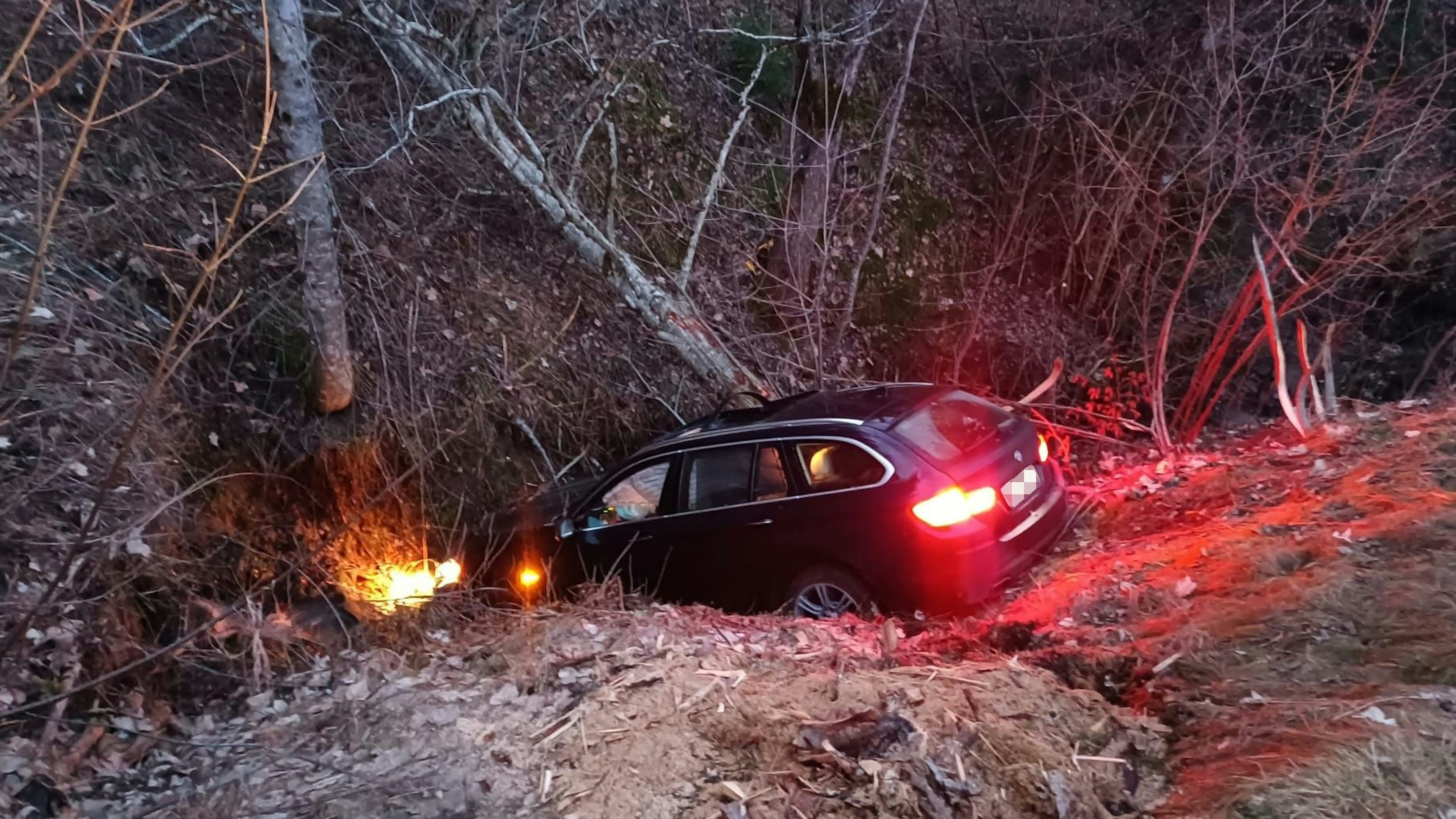 Der junge Autofahrer stürzte über eine Böschung.