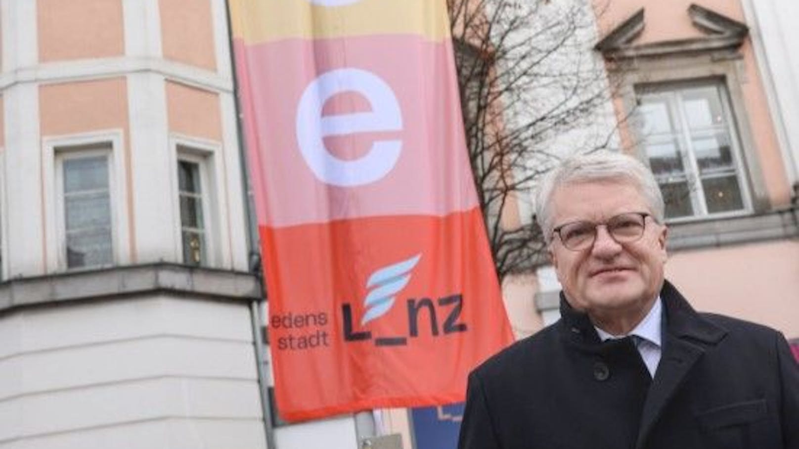 Im Dezember wurde die Flagge aufgehängt, am Foto der Linzer Bürgermeister Klaus Luger.